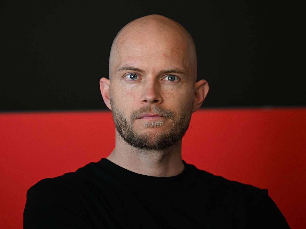 Cheftrainer René Wagner bei einer Medienrunde am Geißbockheim.