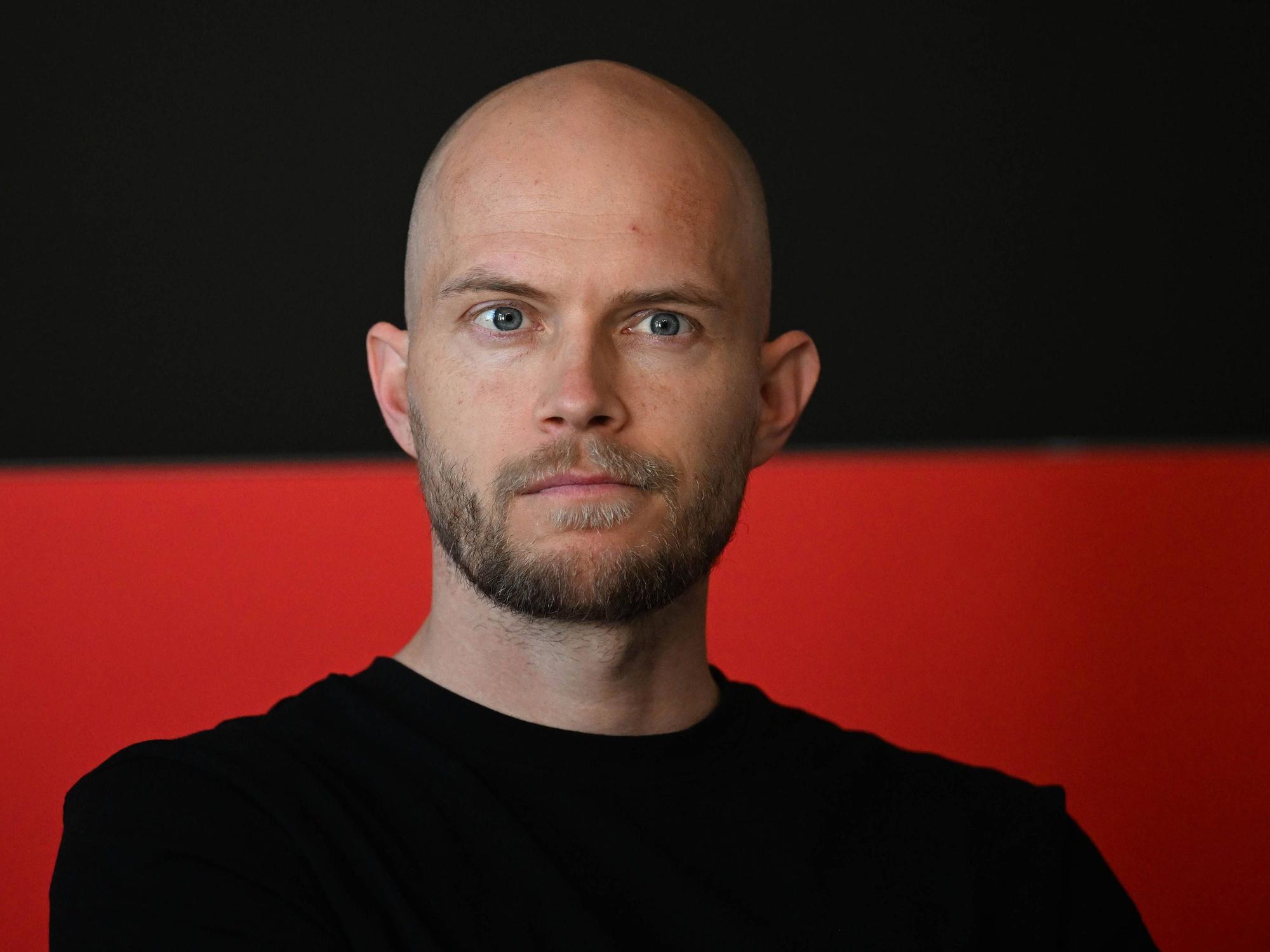 Cheftrainer René Wagner bei einer Medienrunde am Geißbockheim.