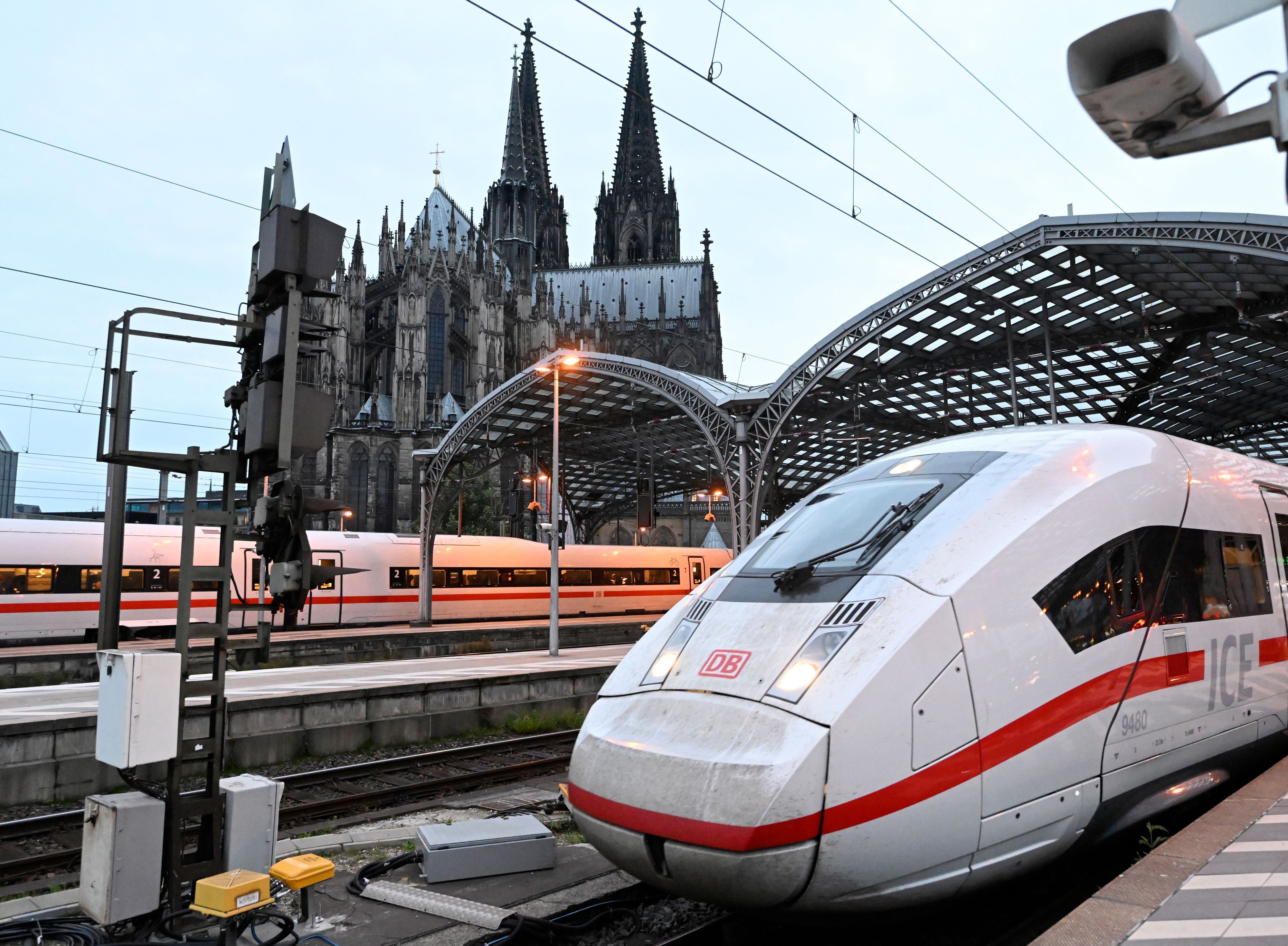 Ein ICE vor dem Kölner Dom.