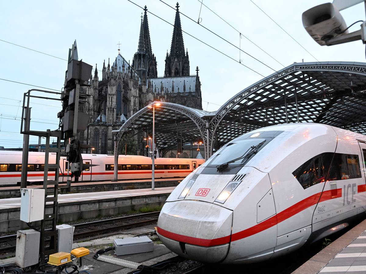 Ein ICE vor dem Kölner Dom.