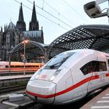 Ein ICE-Zug der Deutschen Bahn verlässt den Kölner Hauptbahnhof. Die viel befahrene Strecke zwischen Düsseldorf und Köln ist von der Sperrung betroffen. (Symbolfoto)