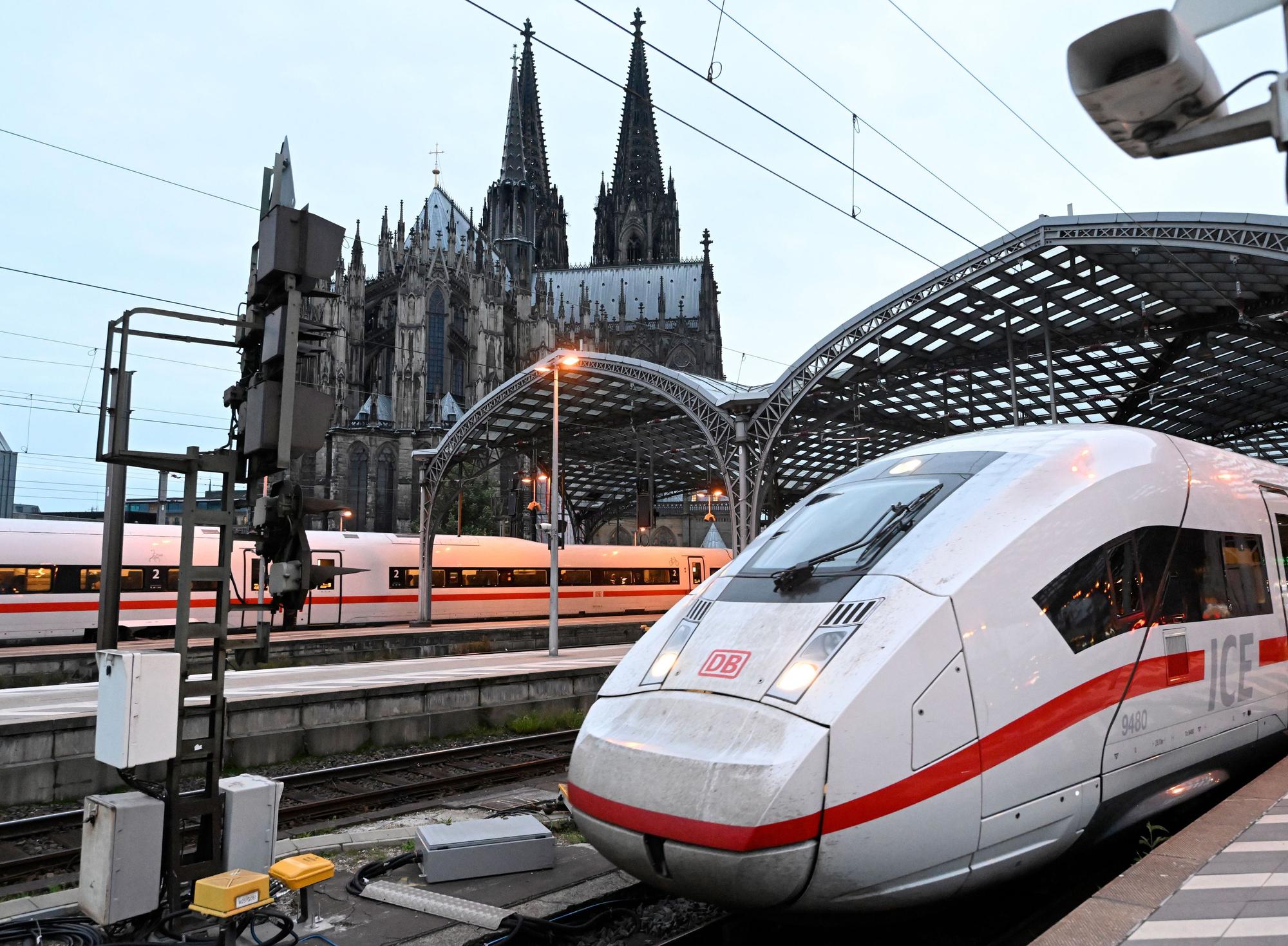 Ein ICE-Zug der Deutschen Bahn verlässt den Kölner Hauptbahnhof. Die viel befahrene Strecke zwischen Düsseldorf und Köln ist von der Sperrung betroffen. (Symbolfoto)