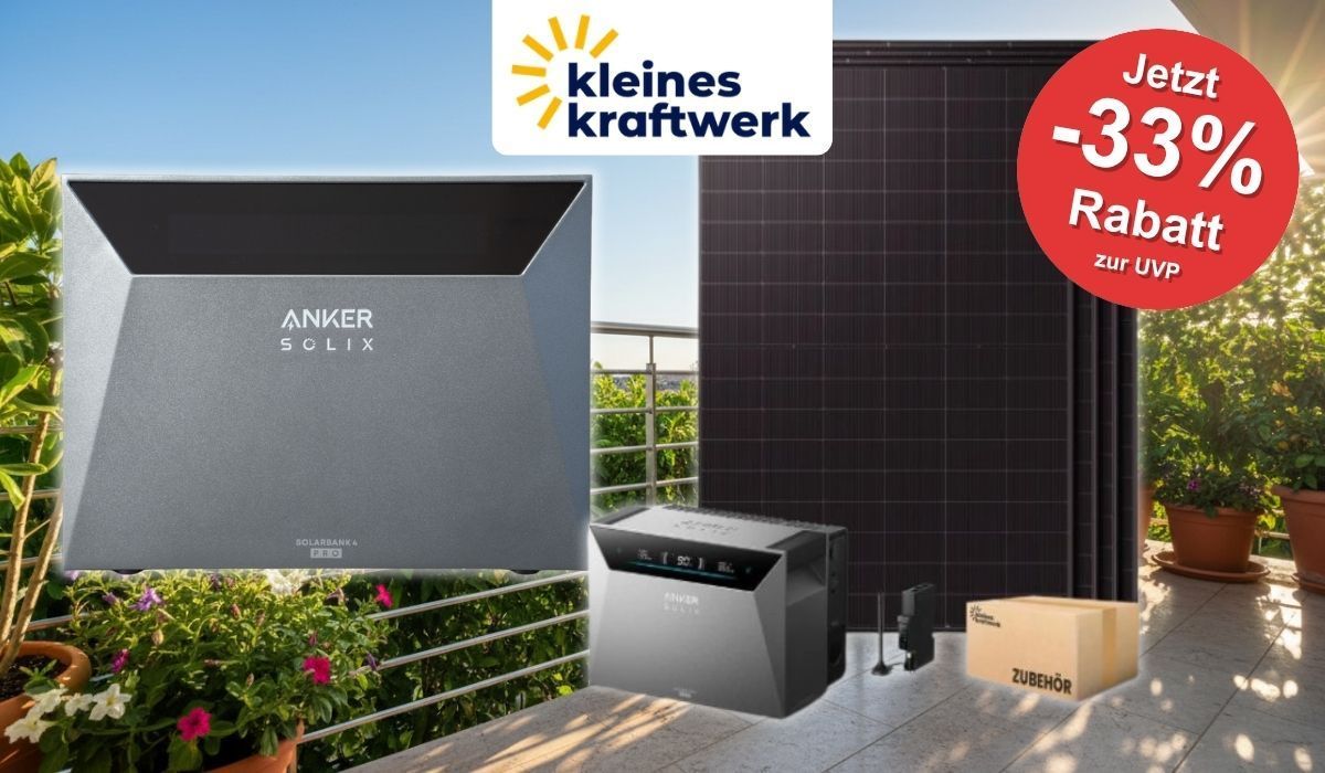 Produktbild des Kleines Kraftwerk Quattro XL Balkonkraftwerk-Bundles mit der Anker SOLIX Solarbank 4 Pro, schwarzes Solarmodul vor grünem Balkon im Sommer als Hintergrund.