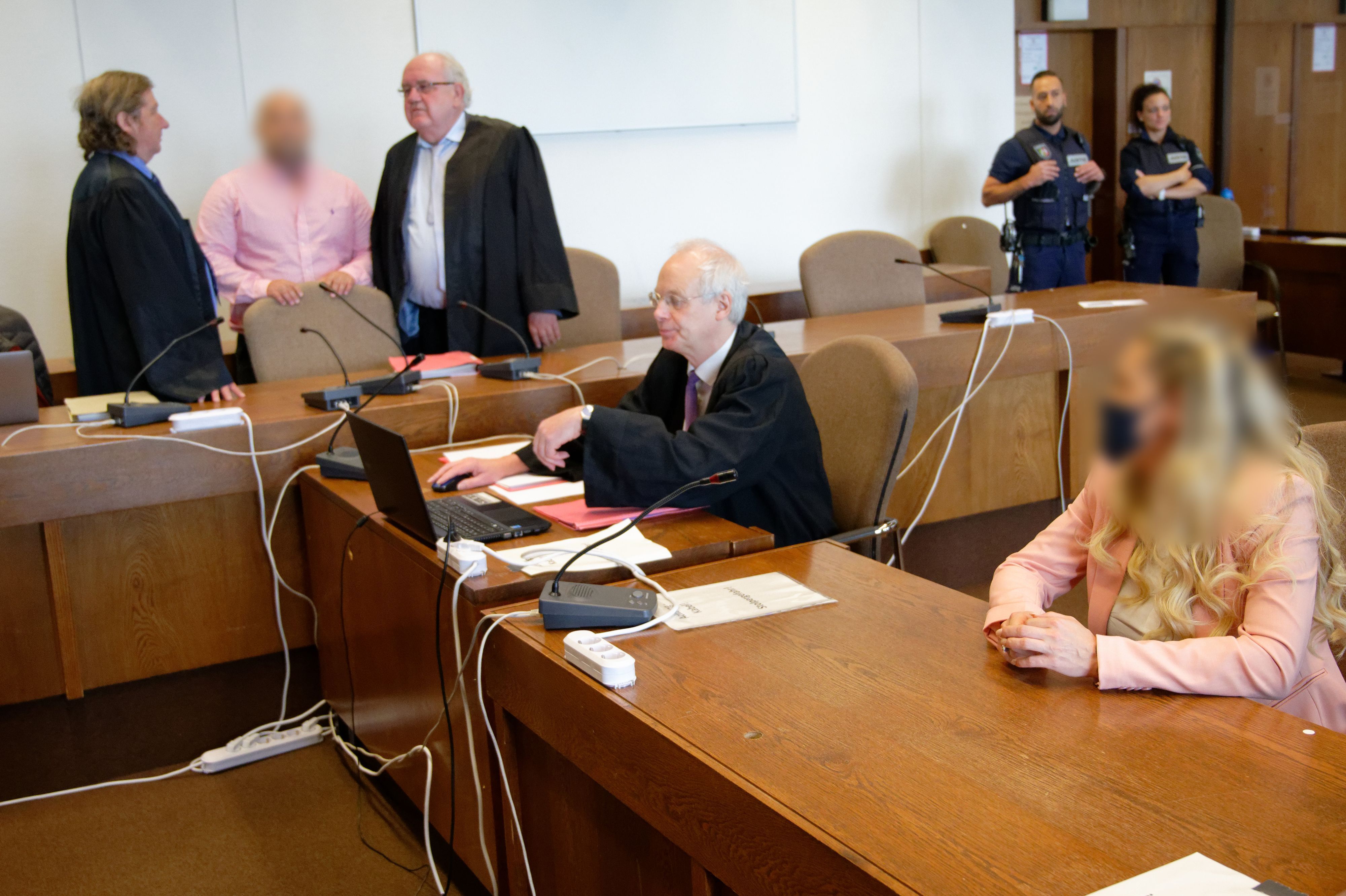 Aykut Ö. und seine Ehefrau beim damaligen Betrugsprozess im Jahr 2020 im Kölner Landgericht.