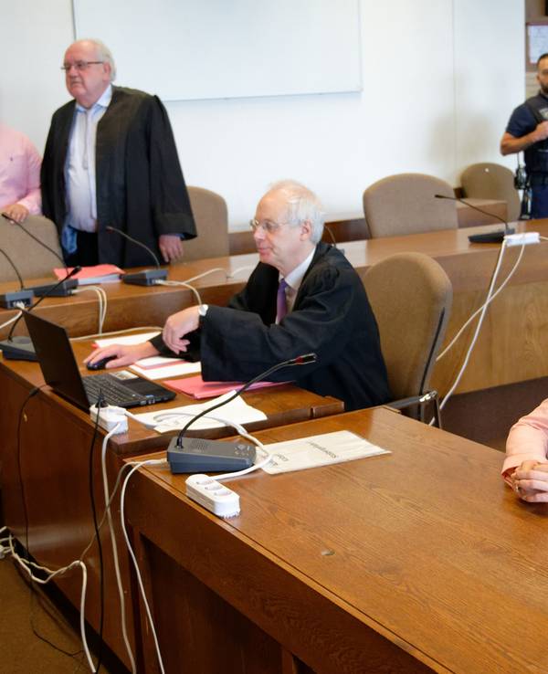 Aykut Ö. und seine Ehefrau beim damaligen Betrugsprozess im Jahr 2020 im Kölner Landgericht.