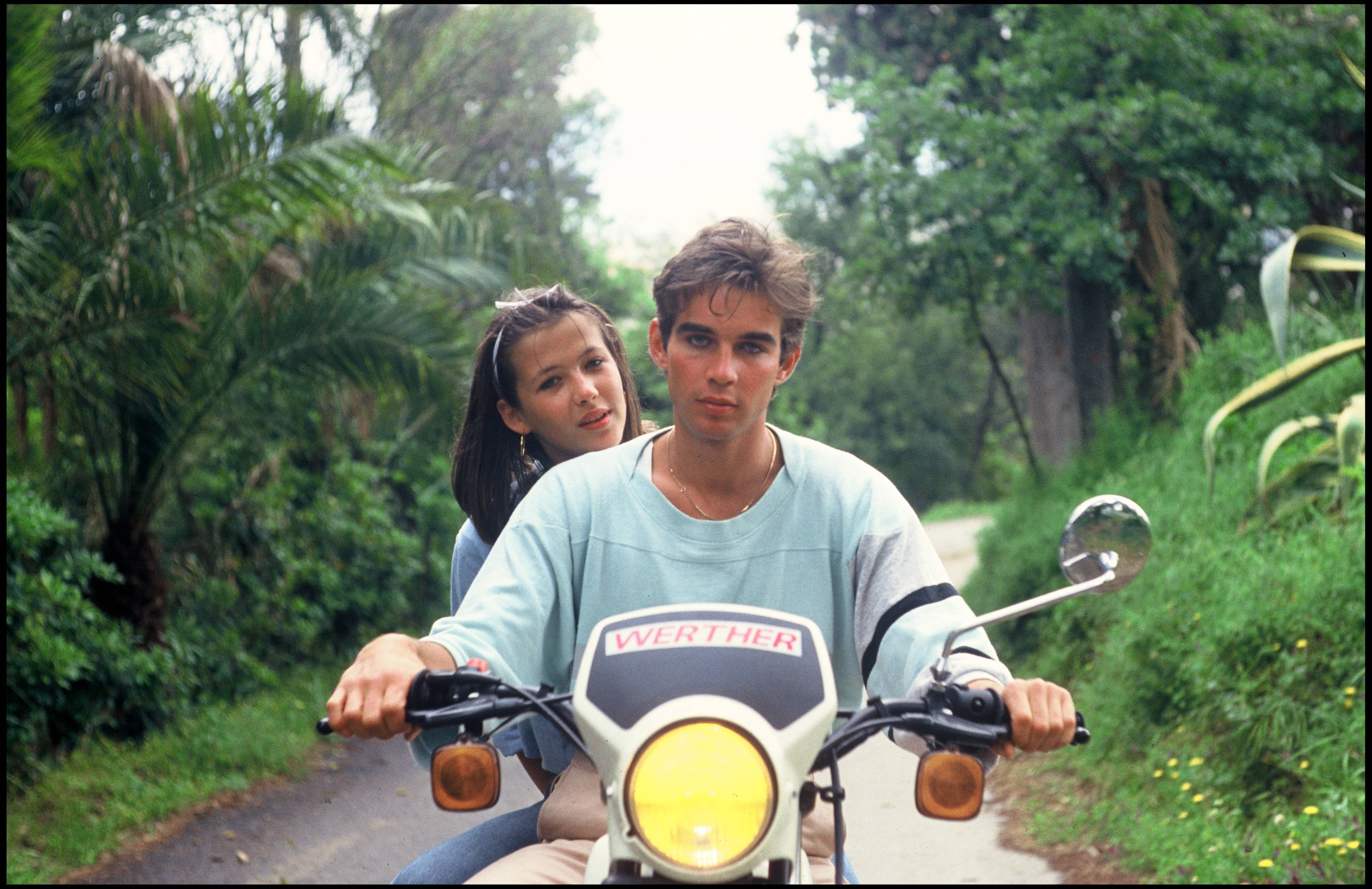 Pierre Cosso und Sophie Marceau fahren Motorrad.