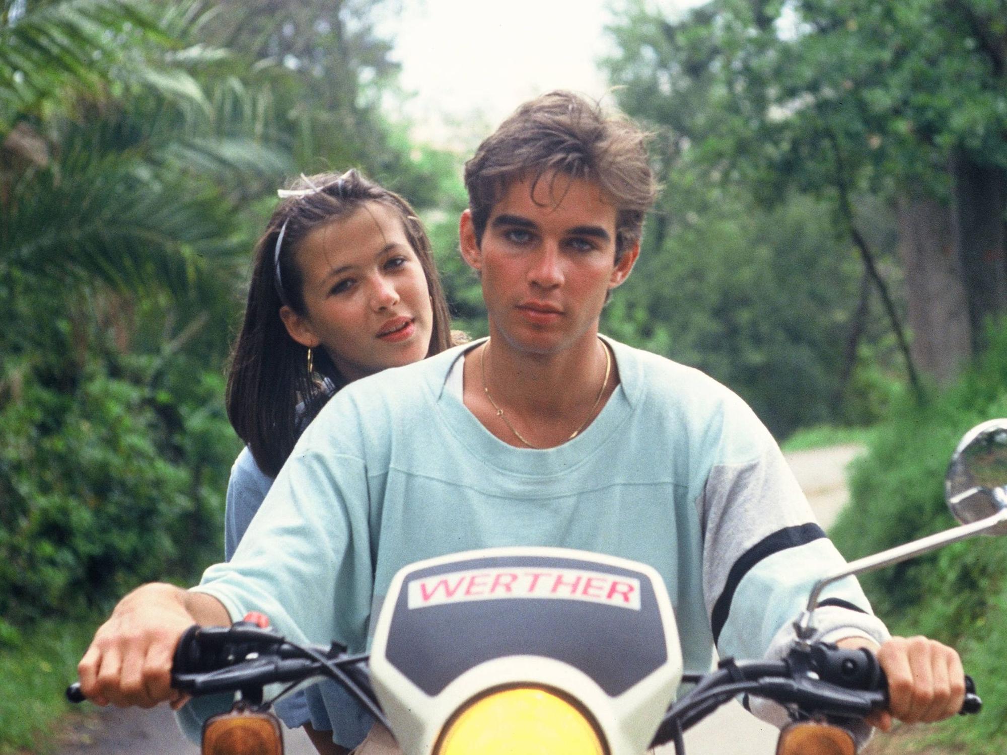 Pierre Cosso und Sophie Marceau fahren Motorrad.