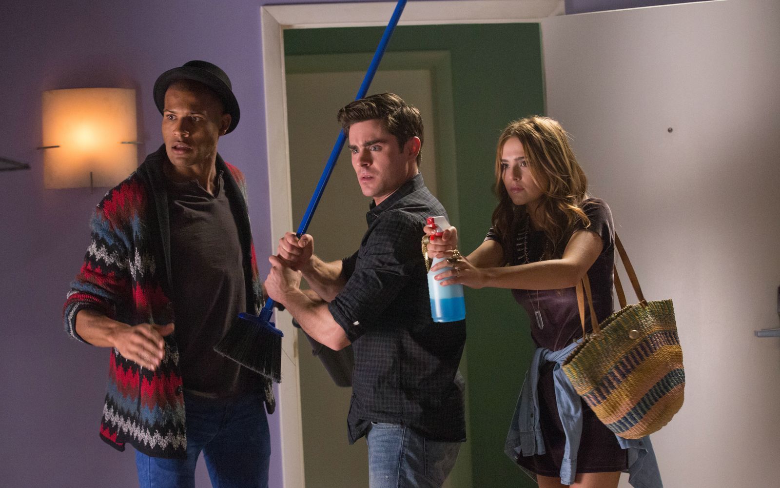Beim Spring Break geht es für Tyrone (Brandon Mychal Smith, links), Jason (Zac Efron, Mitte) und Shadia (Zoey Deutch) bisweilen recht chaotisch zu. (Bild: 2016 Constantin Film Verleih GmbH)