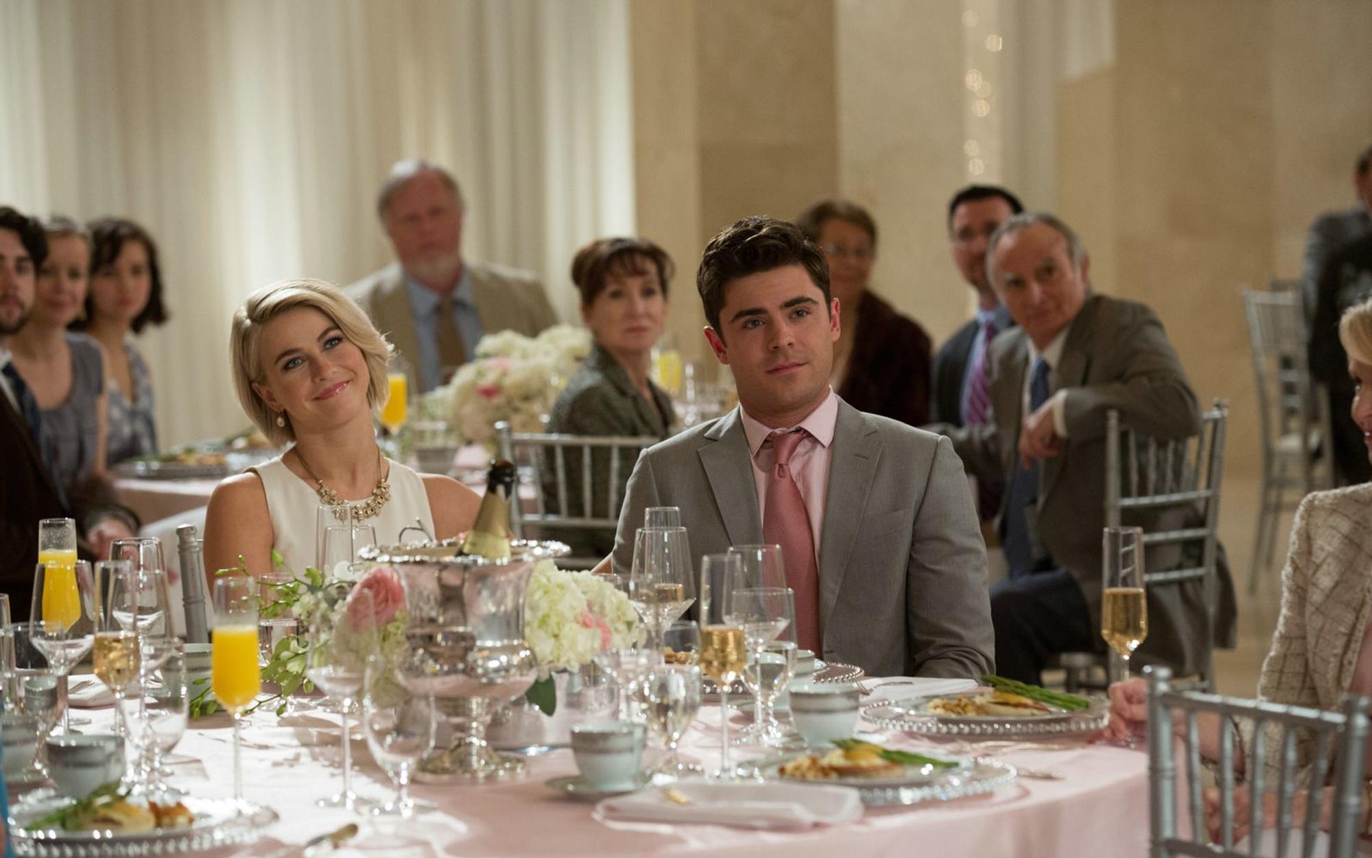 Jason (Zac Efron, rechts) wollte Meredith (Julianne Hough, links) eigentlich heiraten. Doch das Wochenende mit seinem Großvater bringt ihn ins Zweifeln. (Bild: 2016 Constantin Film Verleih GmbH)