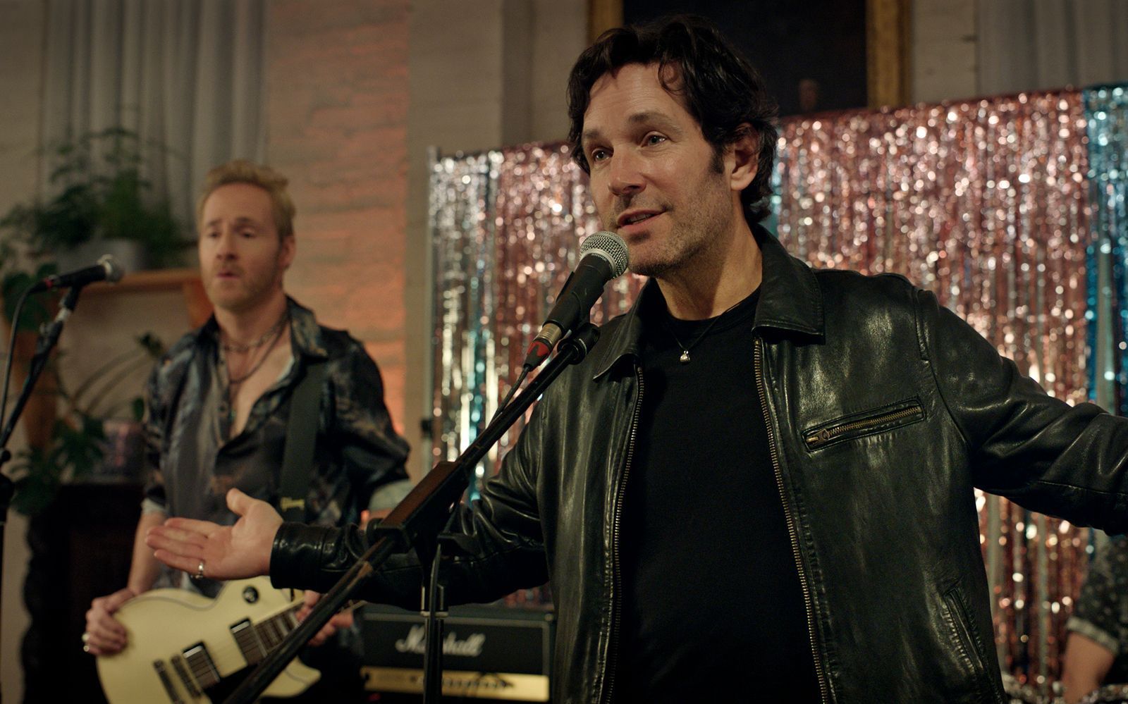 Rick (Paul Rudd, rechts) träumte einst von großen Stadien, jetzt spielt er auf Hochzeiten. (Bild: Lionsgate)