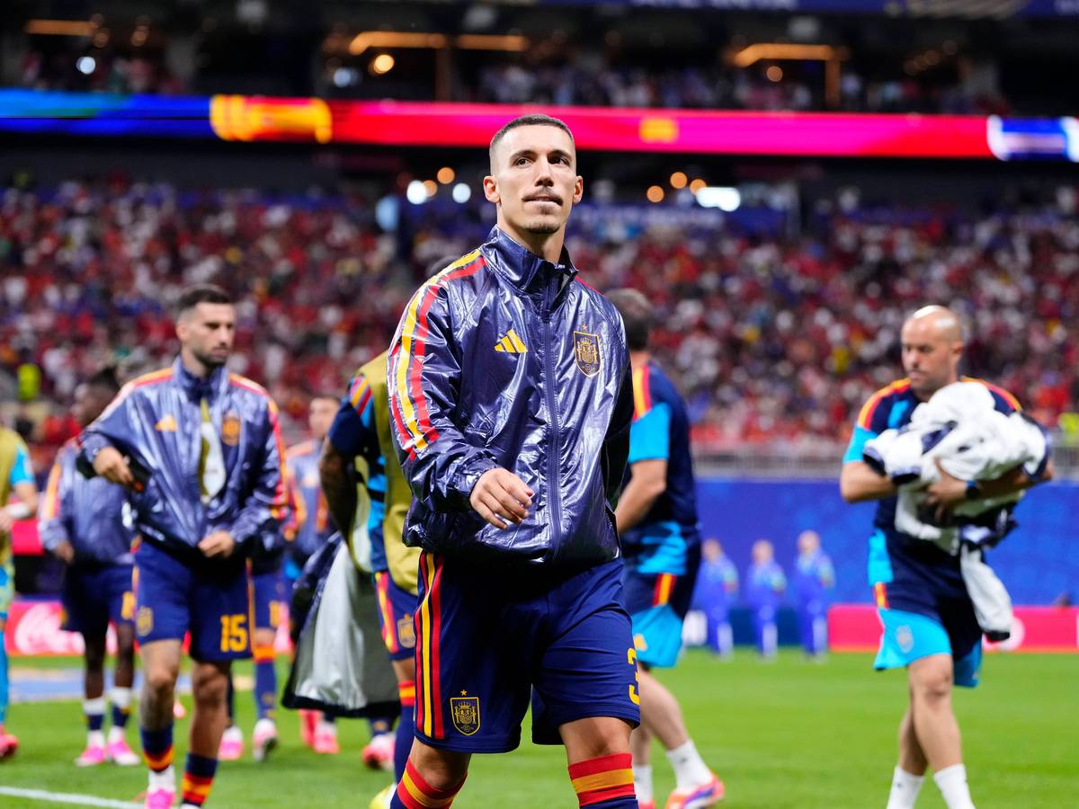 Alejandro Grimaldo kommt in Trainingsjacke auf den Platz.
