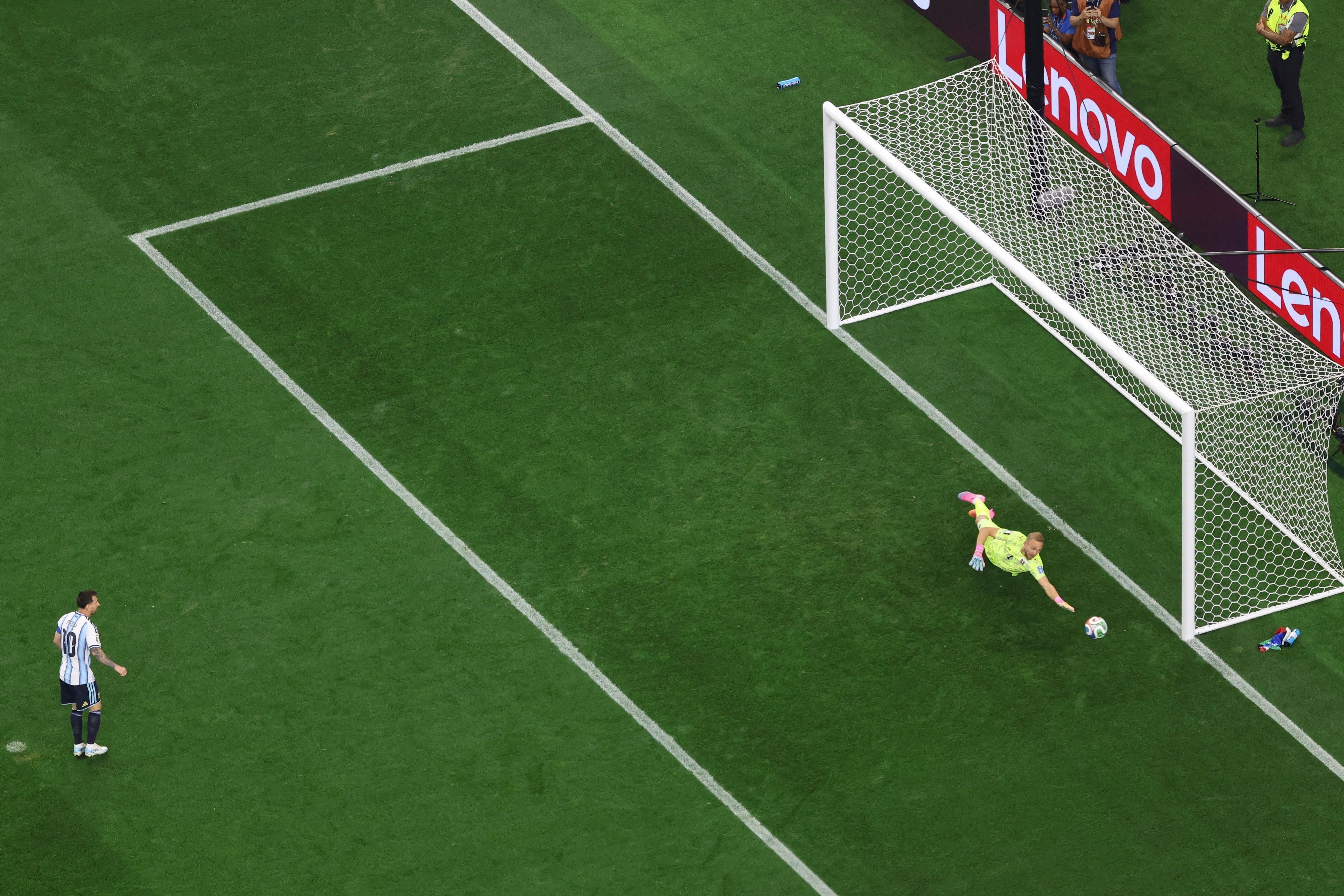 Der österreichische Torhüter Alexander Schlager (r) hechtet nach dem Ball des Argentiniers Lionel Messi, der am Tor vorbeigeht. Messi verschießt den Elfmeter.