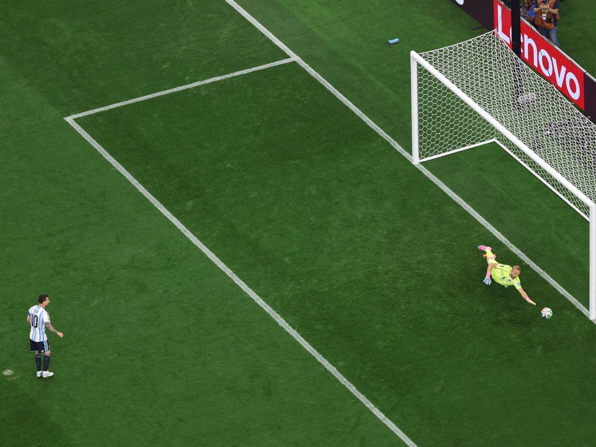 Der österreichische Torhüter Alexander Schlager (r) hechtet nach dem Ball des Argentiniers Lionel Messi, der am Tor vorbeigeht. Messi verschießt den Elfmeter.