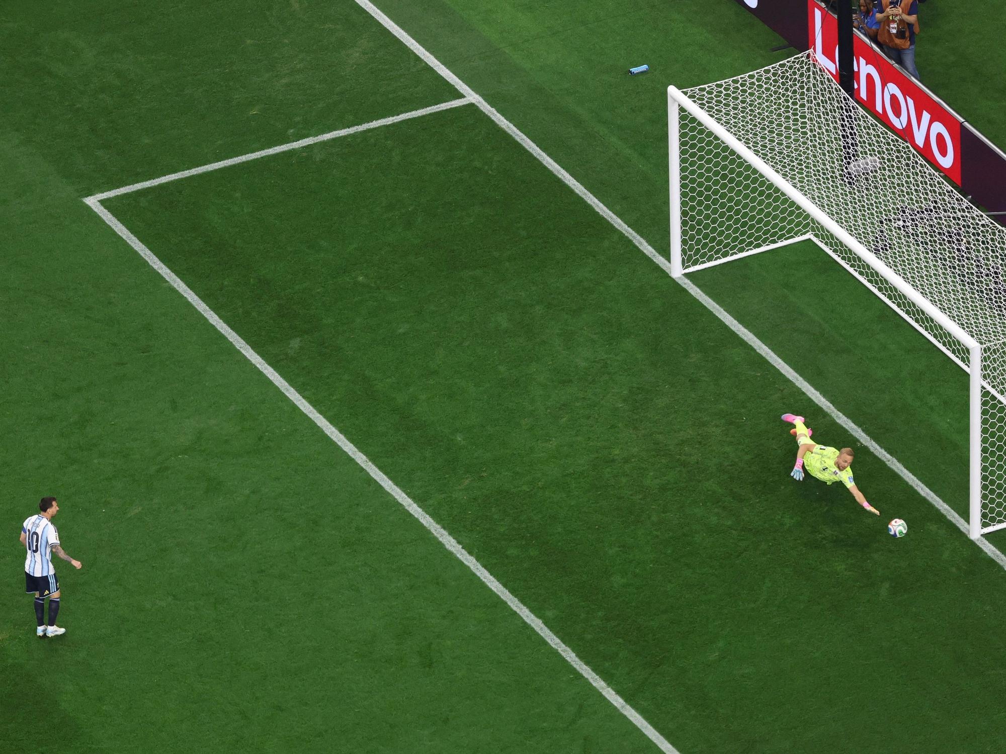 Der österreichische Torhüter Alexander Schlager (r) hechtet nach dem Ball des Argentiniers Lionel Messi, der am Tor vorbeigeht. Messi verschießt den Elfmeter.