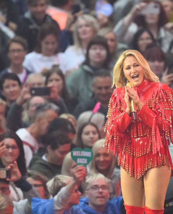 Helene Fischer tritt im Rudolf-Harbig-Stadion beim Auftakt ihrer „360° Stadion Tour 2026“ auf.