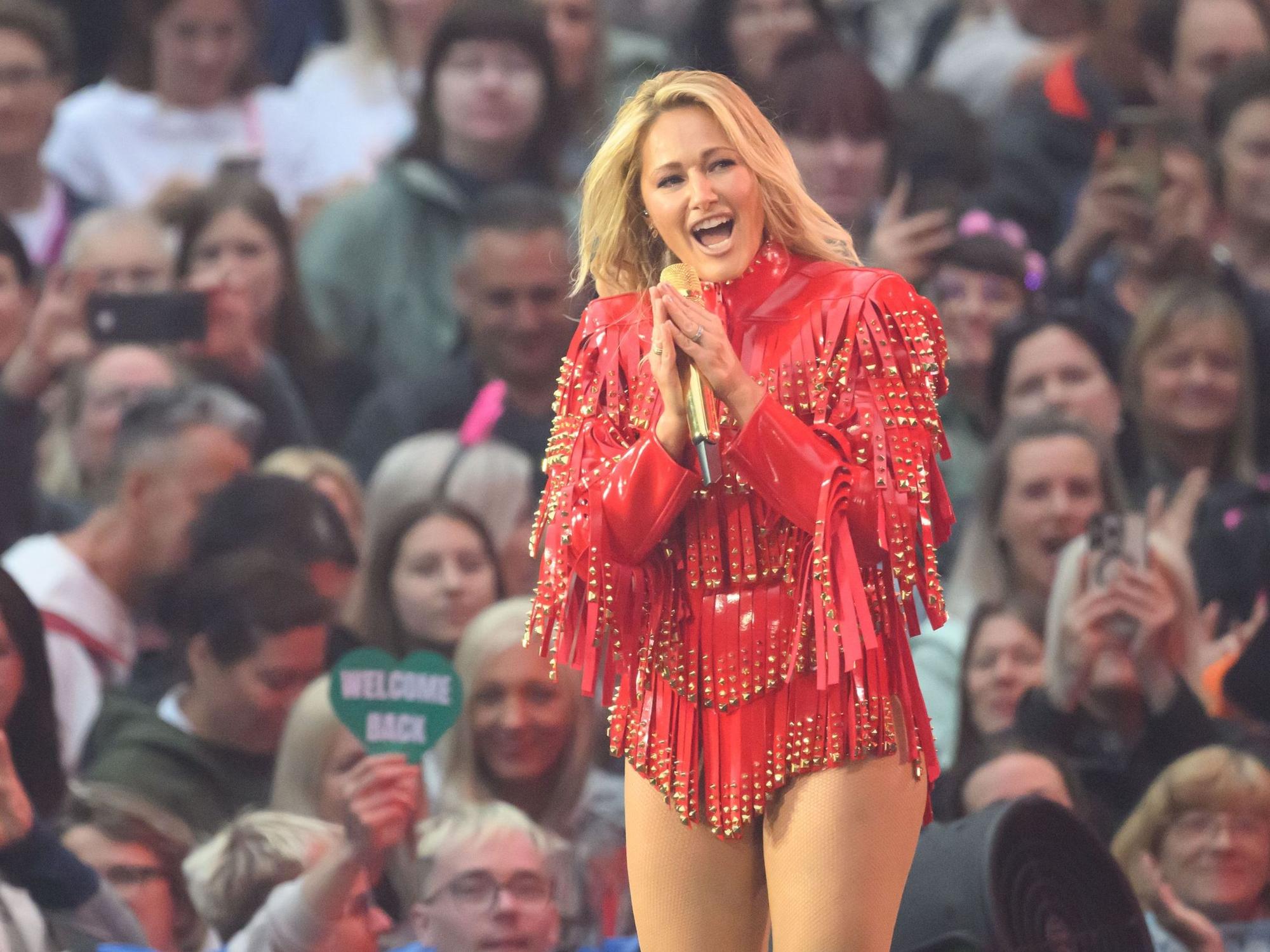 Helene Fischer tritt im Rudolf-Harbig-Stadion beim Auftakt ihrer „360° Stadion Tour 2026“ auf.