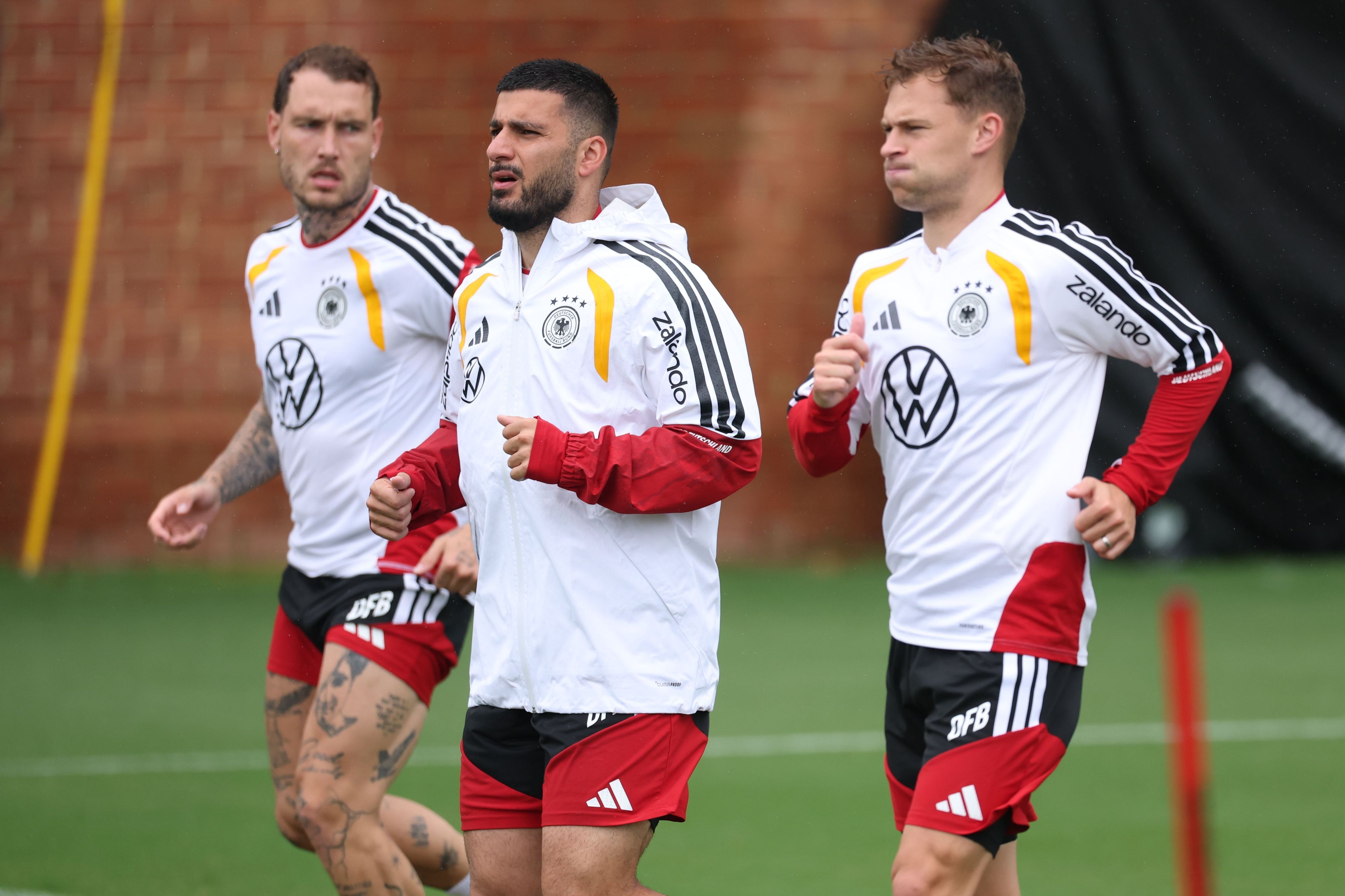 David Raum (l.–r.), Deniz Undav und Joshua Kimmich beim Lauftraining.