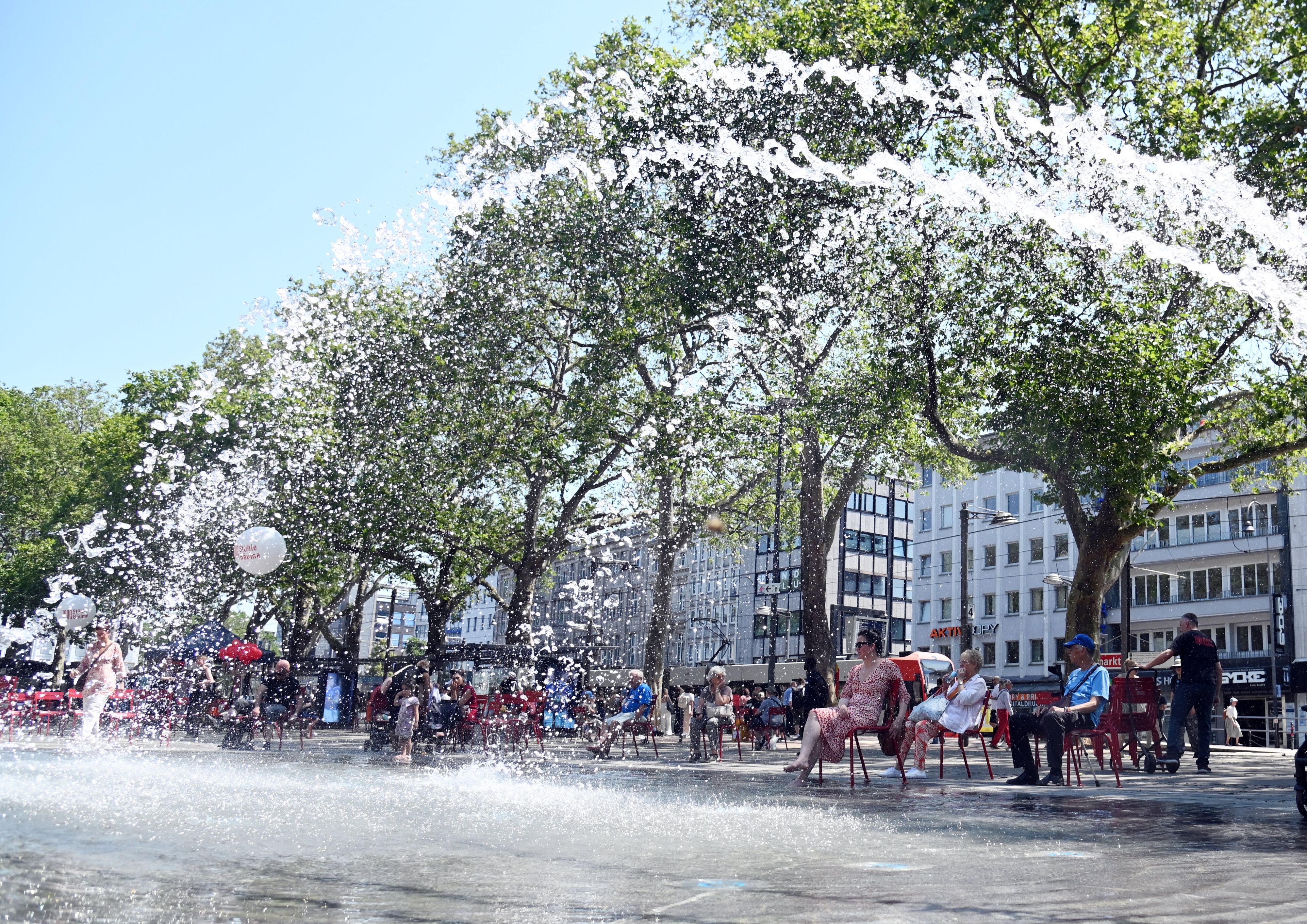 Am Neumarkt suchen die Menschen Abkühlung am Brunnen und im Schatten. Die kommenden Tage werden noch heißer.
