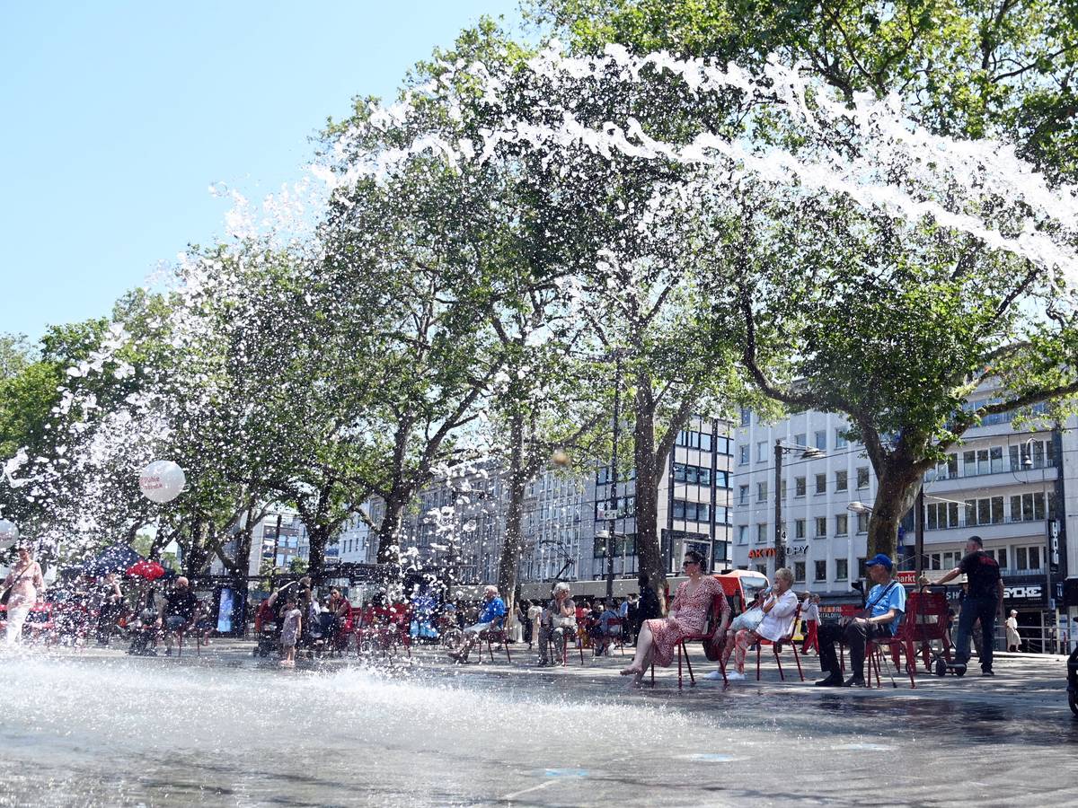 Am Neumarkt suchen die Menschen Abkühlung am Brunnen und im Schatten. Die kommenden Tage werden noch heißer.