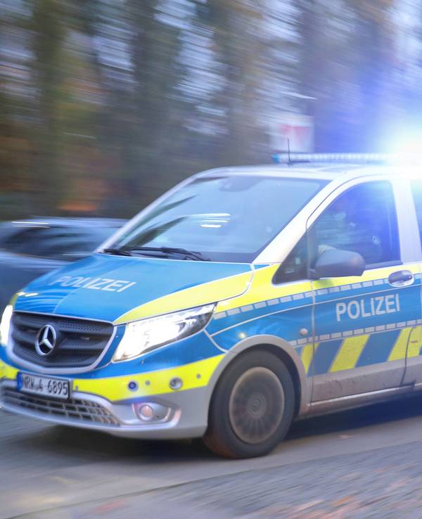 Ein Polizeiauto fährt mit Blaulicht zum Einsatz.