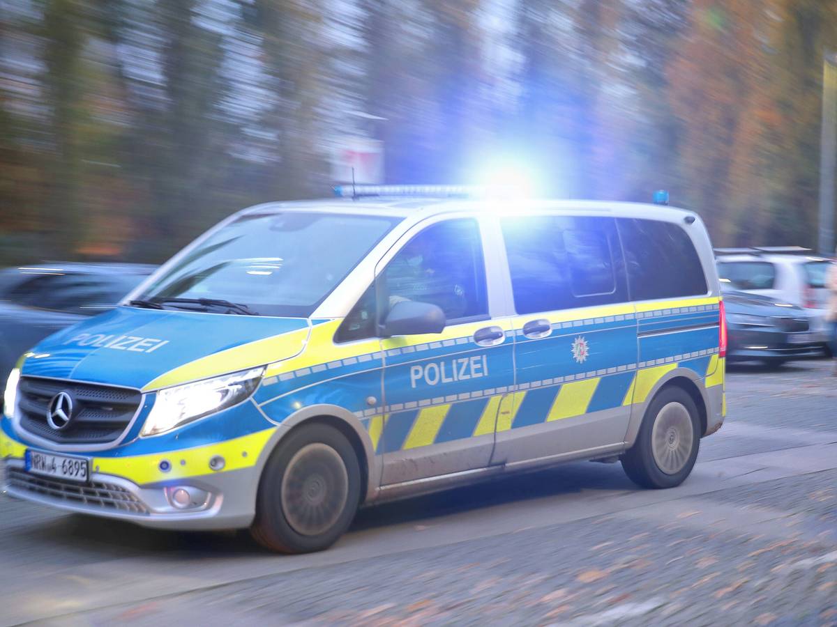 Ein Polizeiauto fährt mit Blaulicht durch eine Straße. (Symbolfoto)