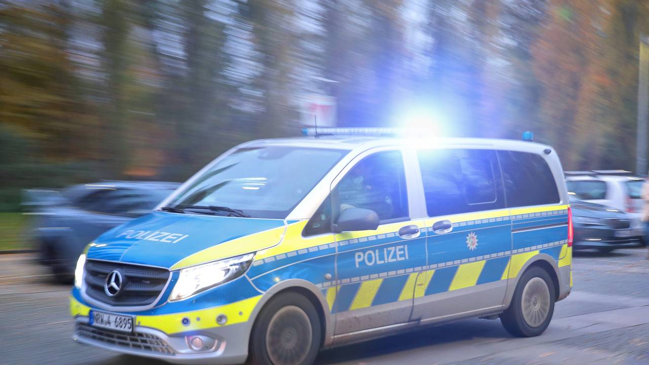 Ein Polizeiauto fährt mit Blaulicht zum Einsatz.
