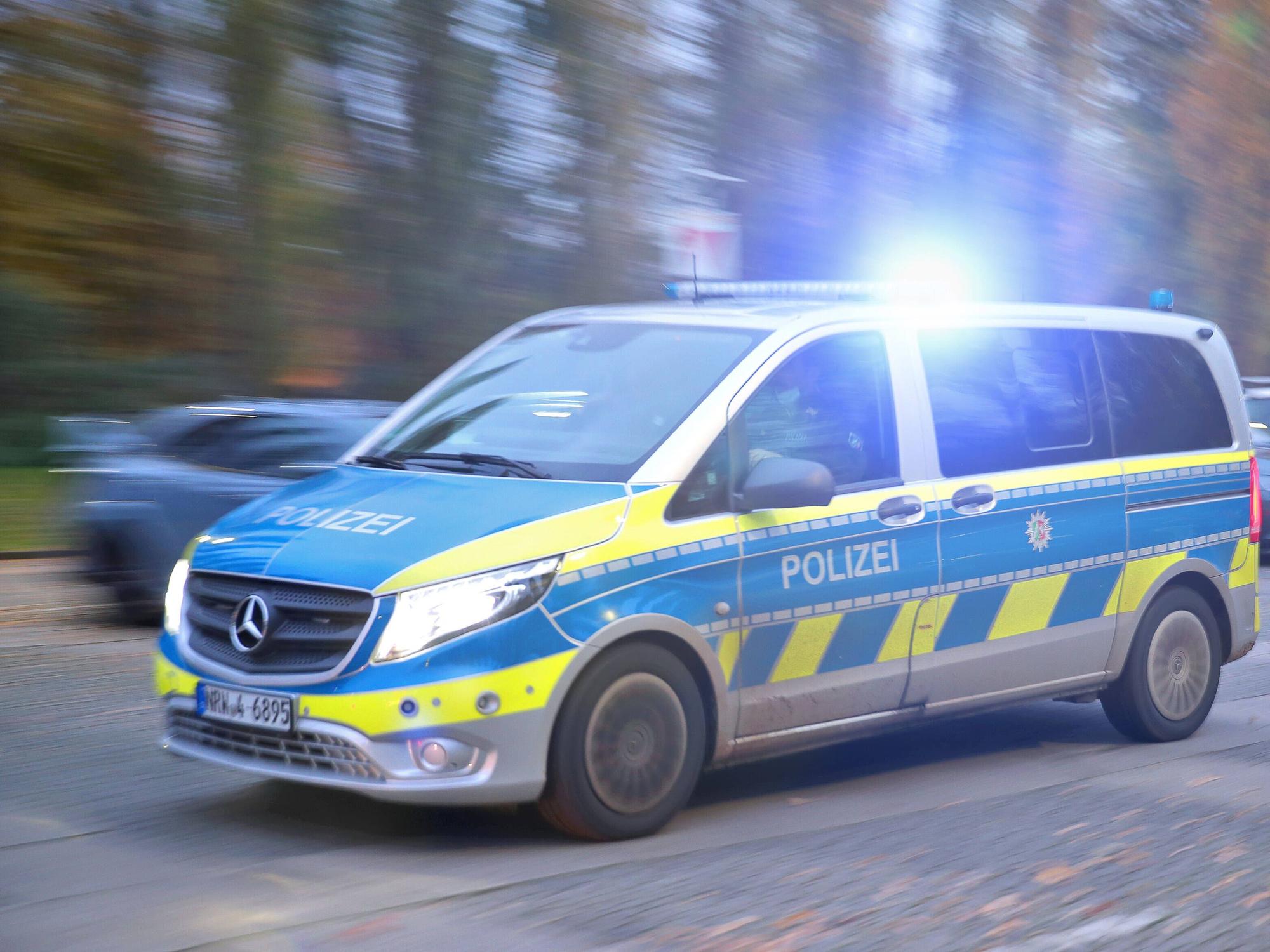 Die Hintergründe des Verbrechens sind noch unklar. Eine Mordkommission ermittelt. Das Symbolfoto zeigt ein Polizeiauto bei einer Fahrt zum Einsatz.