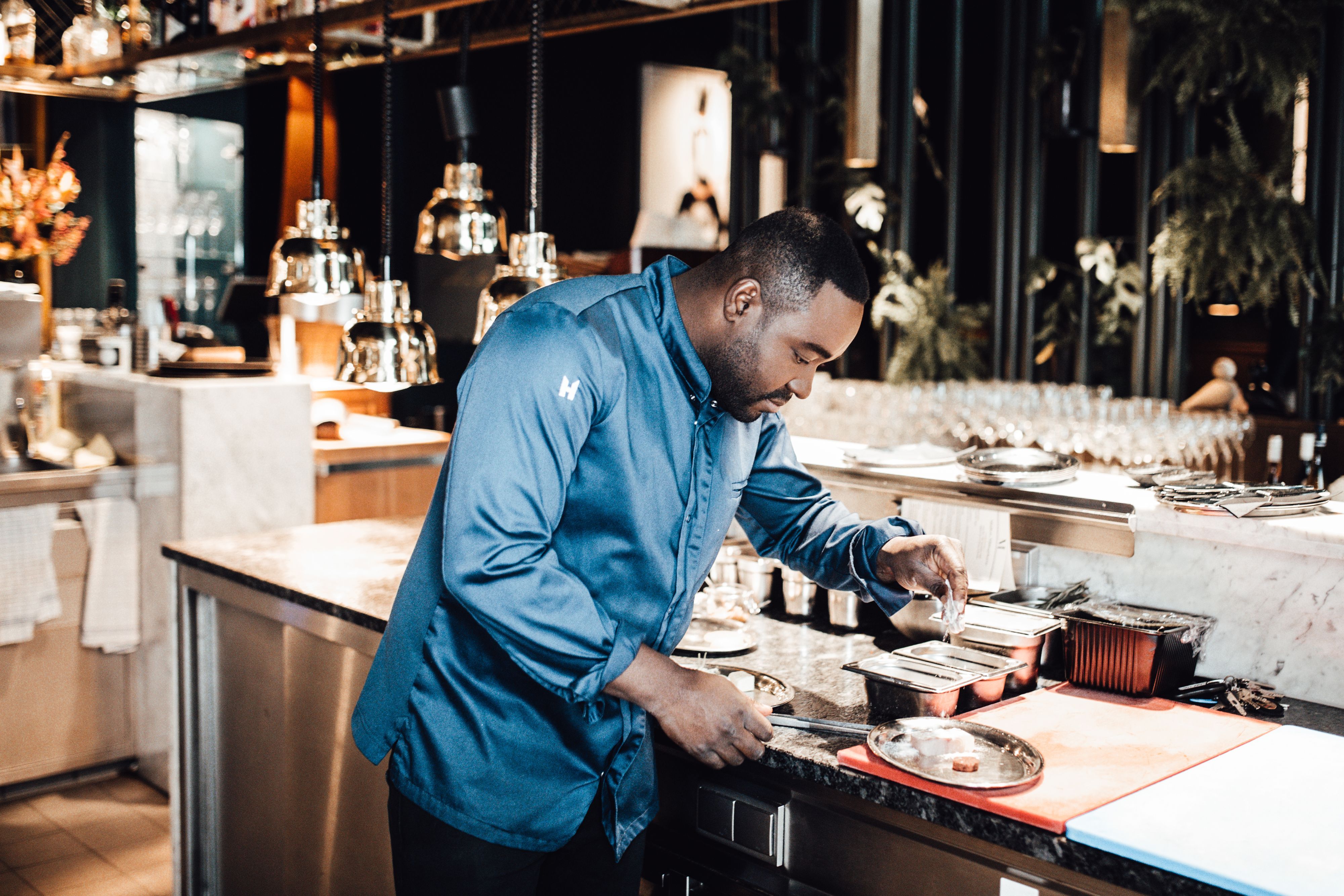 Nelson Müller in der Küche seines Restaurants.