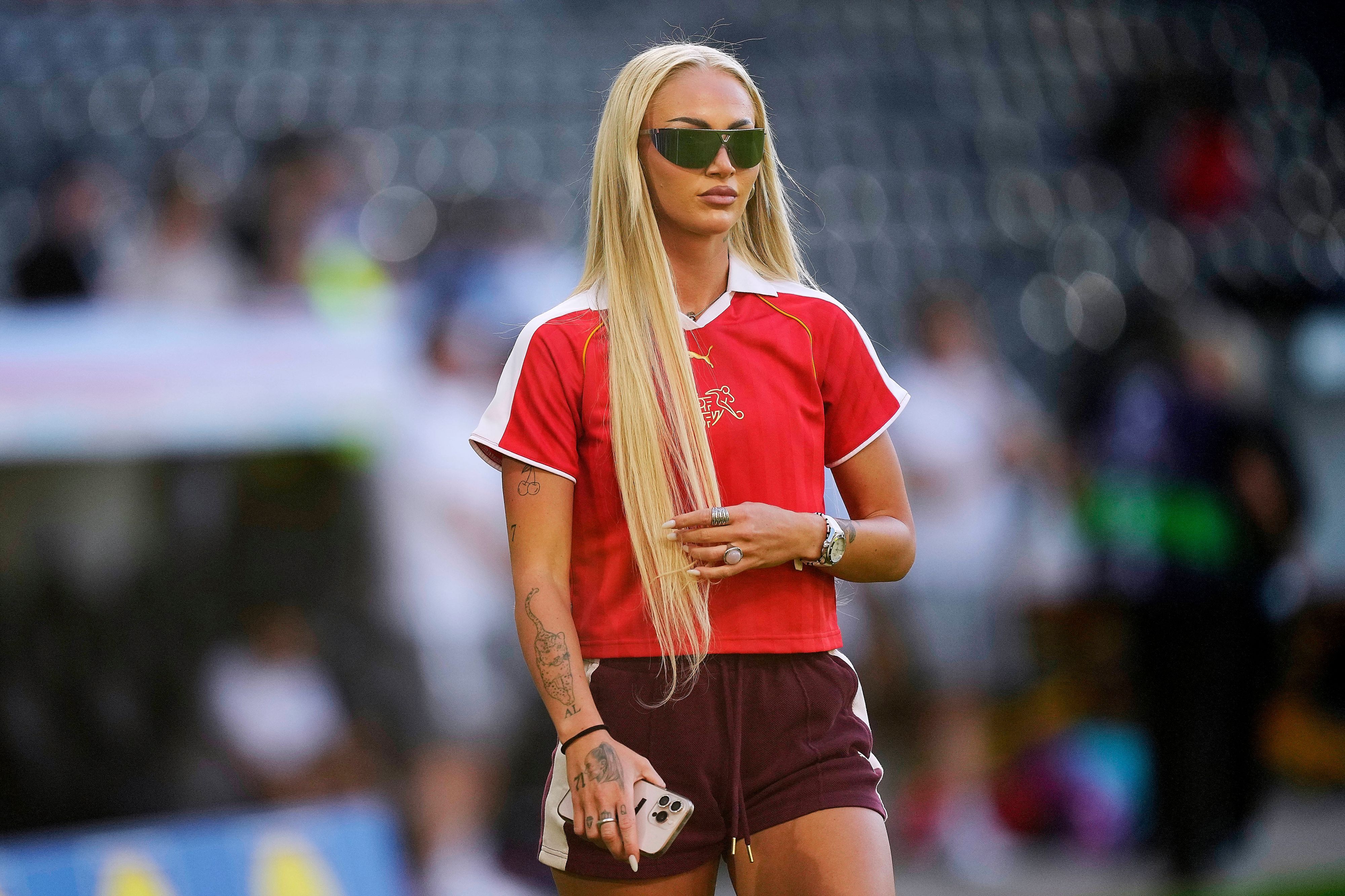 Alisha Lehmann mit Sonnenbrille, T-Shirt und Shorts.