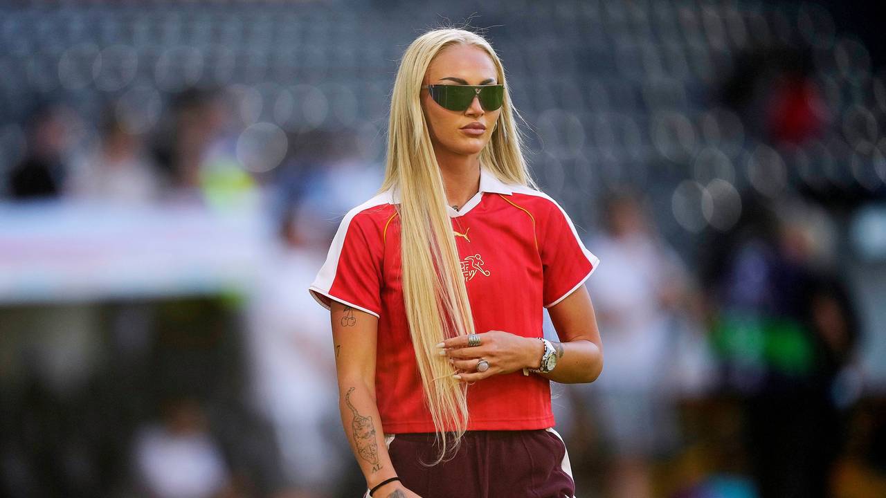 Alisha Lehmann mit Sonnenbrille, T-Shirt und Shorts.