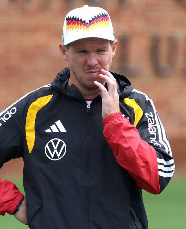 Nachdenklicher Julian Nagelsmann bei Deutschland im Training.