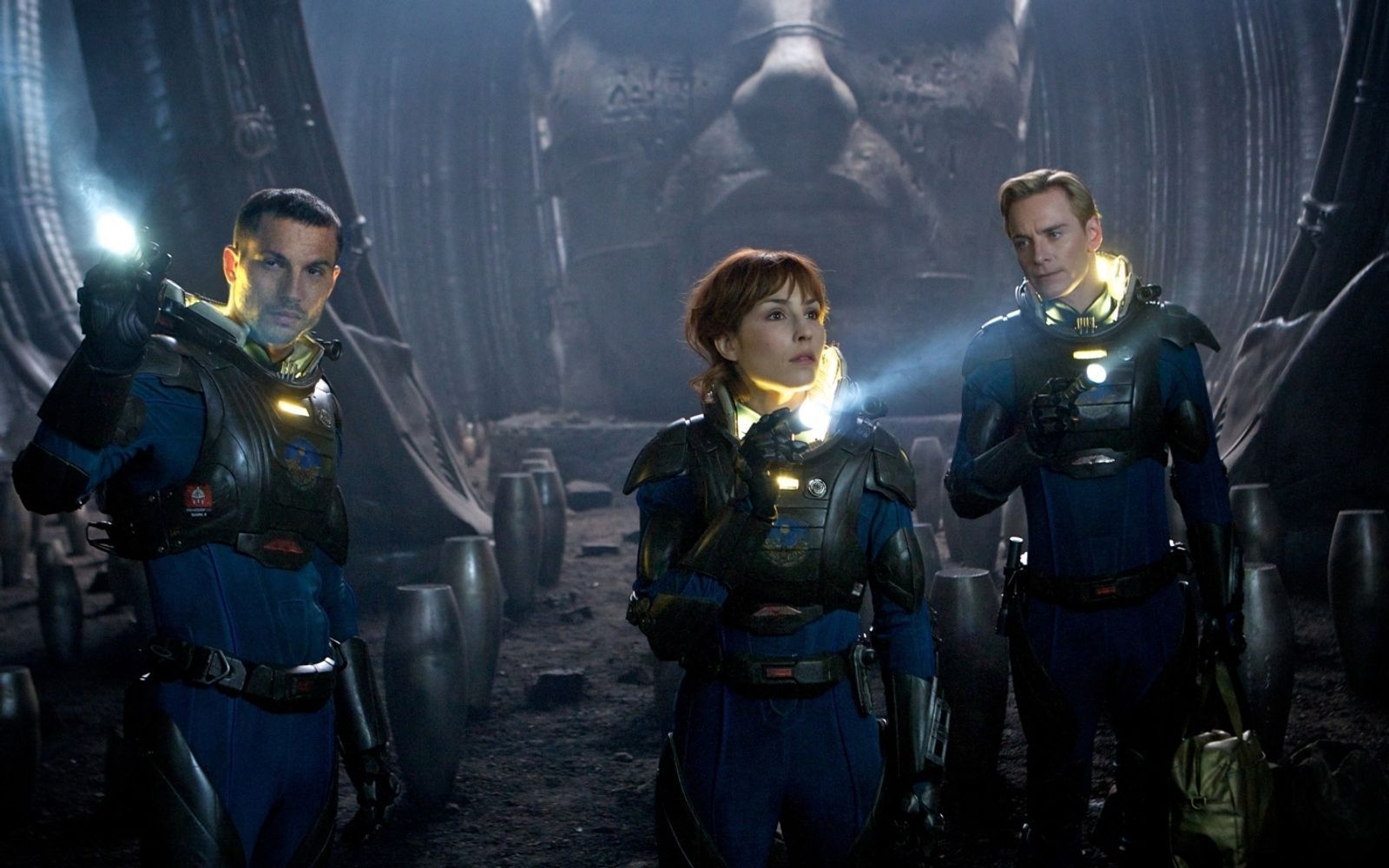 Aus Neugier wird Angst: Charlie Holloway (Logan Marshall-Green, links), Elizabeth Shaw (Noomi Rapace) und David (Michael Fassbender) erkunden gigantische Katakomben. (Bild: 2012 Twentieth Century Fox Film Corporation. All rights reserved.)