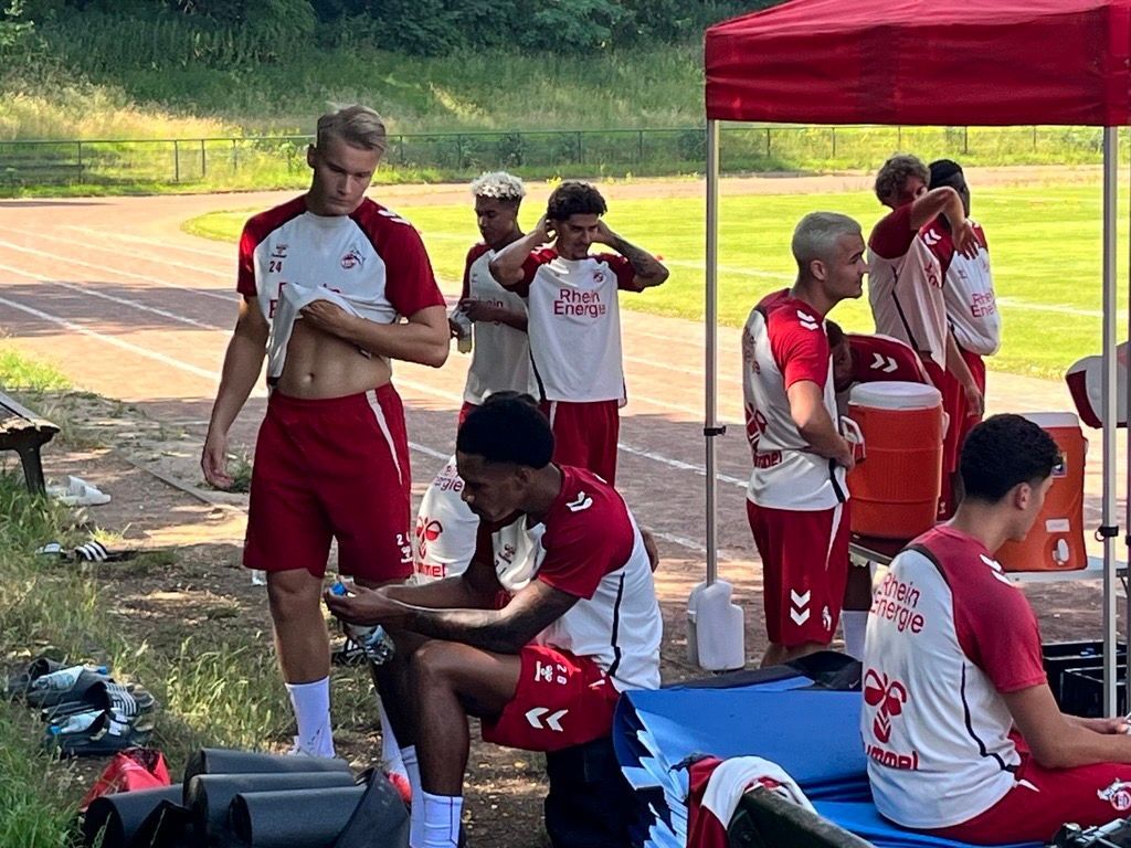 Die U21 des 1. FC Köln trotzt der Hitze und trainiert am Herbertskaul.