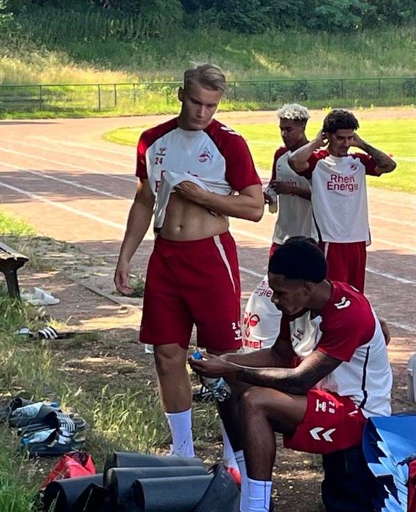 Die U21 des 1. FC Köln trotzt der Hitze und trainiert am Herbertskaul.