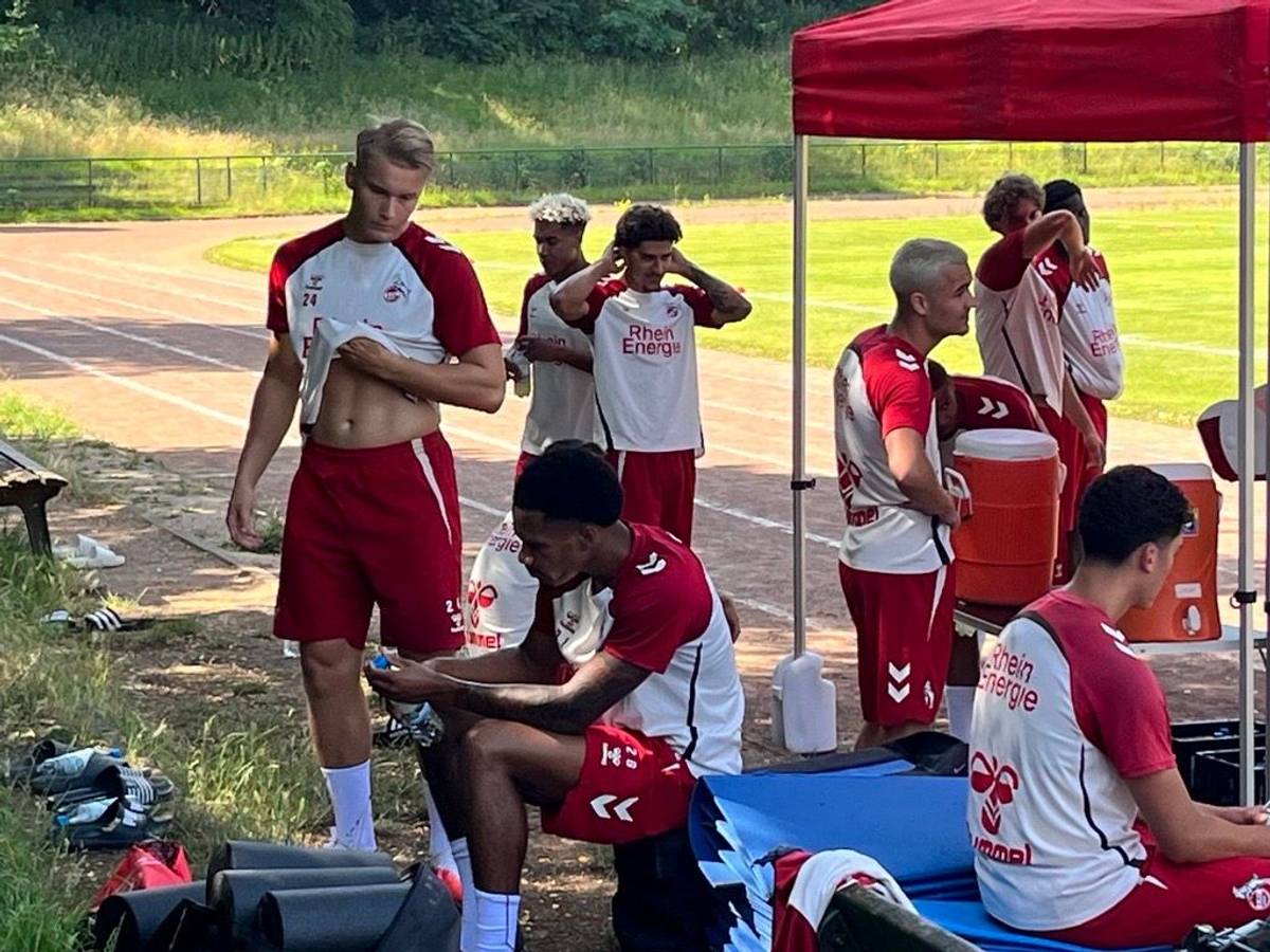 Die U21 des 1. FC Köln trotzt der Hitze und trainiert am Herbertskaul.