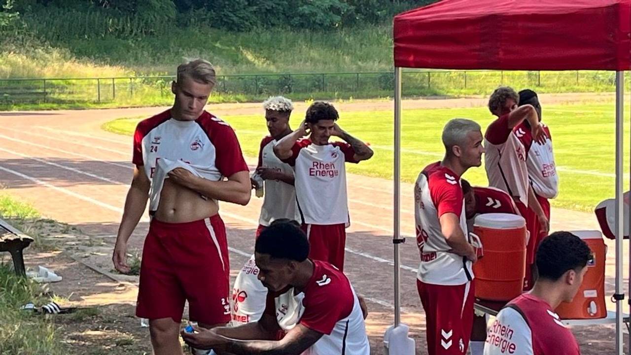 Die U21 des 1. FC Köln trotzt der Hitze und trainiert am Herbertskaul.