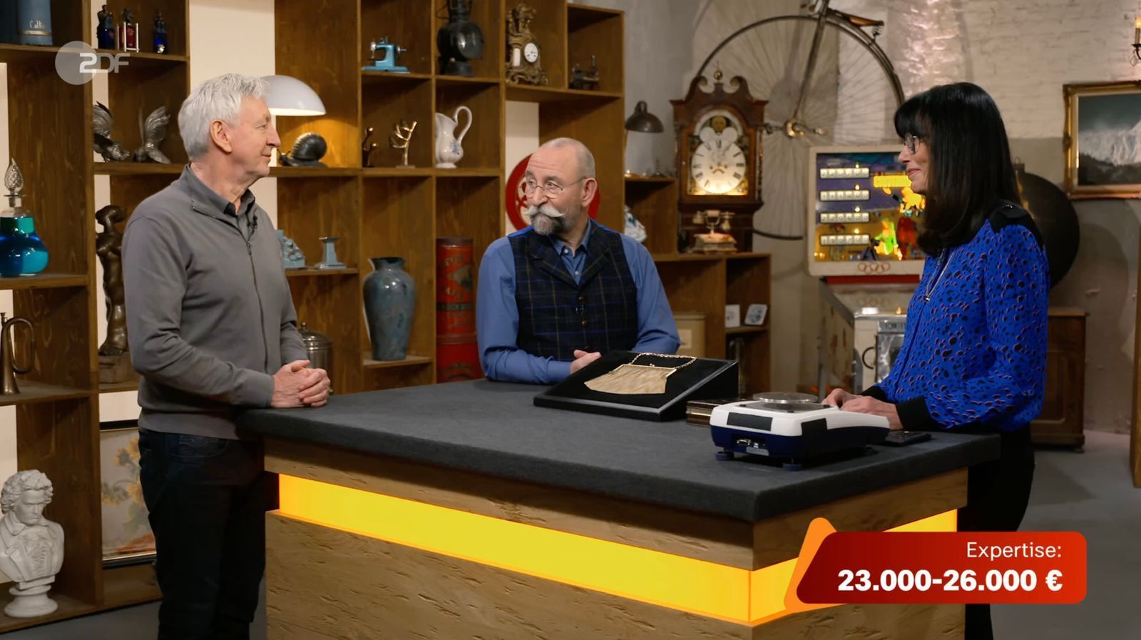 Heide Rezepa-Zabel bewertete das Objekt mit 23.000 bis 26.000 Euro. „Ich bin beeindruckt“, gestand Horst Lichter (Mitte), als er dem Verkäufer die Händlerkarte aushändigte. (Bild: ZDF)