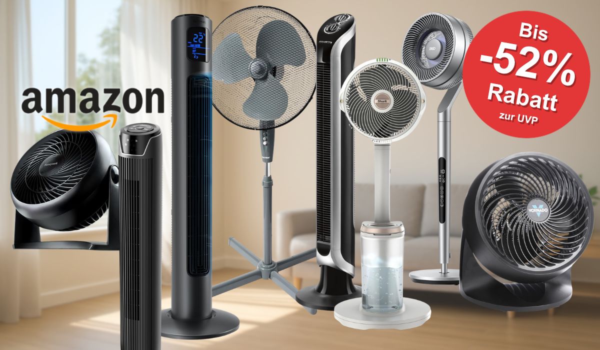 Collage verschiedener Ventilatoren unterschiedlicher Typen und Marken (Tischventilator Honeywell, zwei schwarze Turmventilatoren, ein klassischer Standventilator, ein Shark Standventilator, ein moderner Design-Ventilator mit Wassertank sowie ein Vornado Tischventilator) vor einem hellen Wohnzimmer-Hintergrund. Links oben das Amazon-Logo.