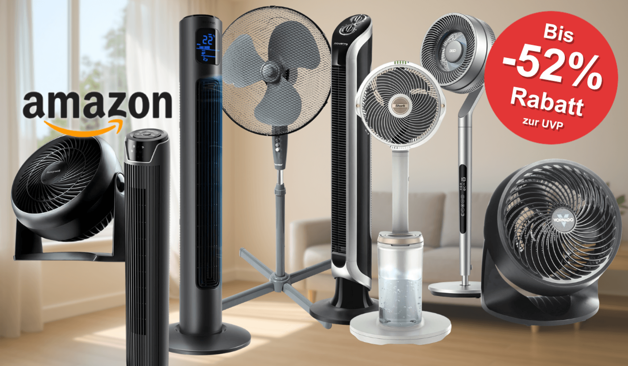 Collage verschiedener Ventilatoren unterschiedlicher Typen und Marken (Tischventilator Honeywell, zwei schwarze Turmventilatoren, ein klassischer Standventilator, ein Shark Standventilator, ein moderner Design-Ventilator mit Wassertank sowie ein Vornado Tischventilator) vor einem hellen Wohnzimmer-Hintergrund. Links oben das Amazon-Logo.