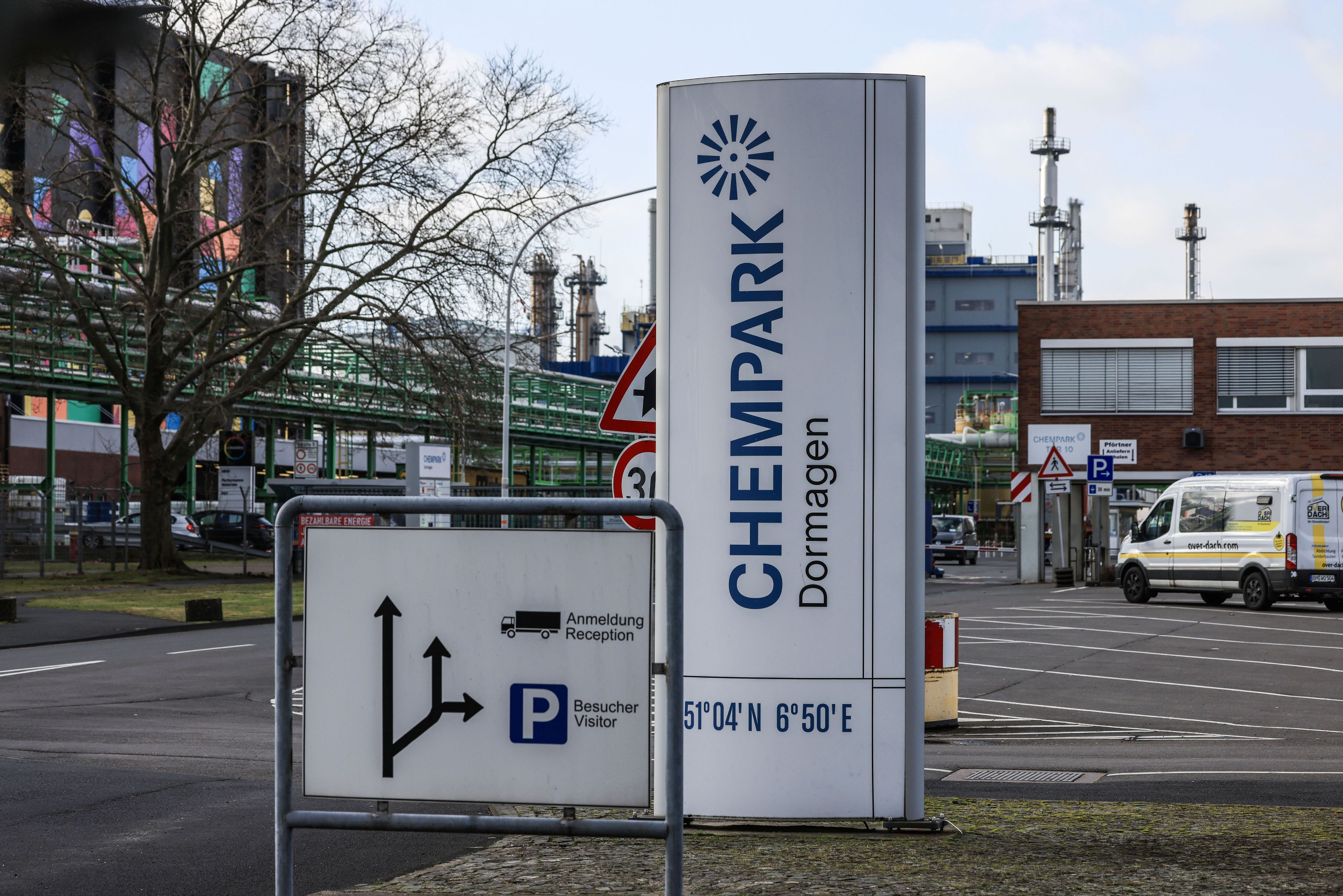 Die Zufahrt zum Chempark Dormagen.