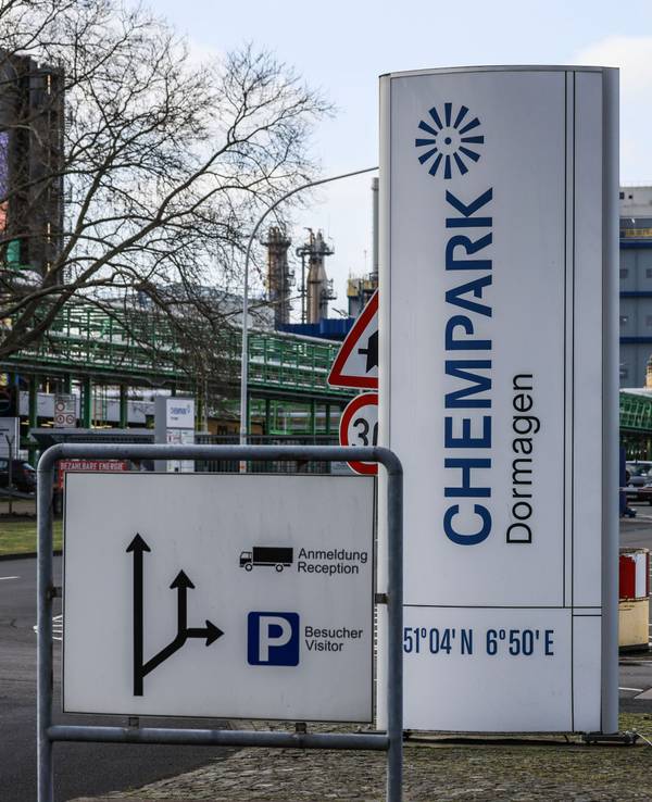 Die Zufahrt zum Chempark Dormagen.