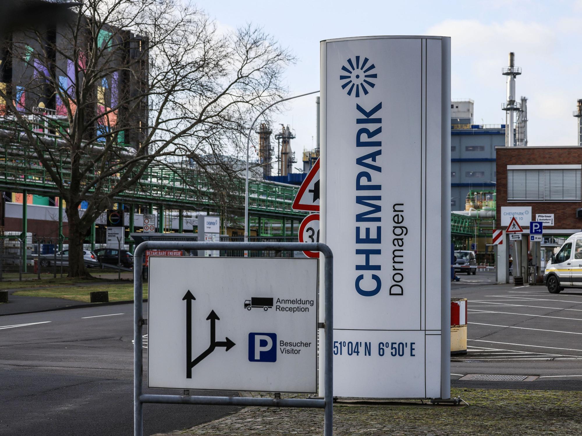 Die Zufahrt zum Chempark Dormagen.