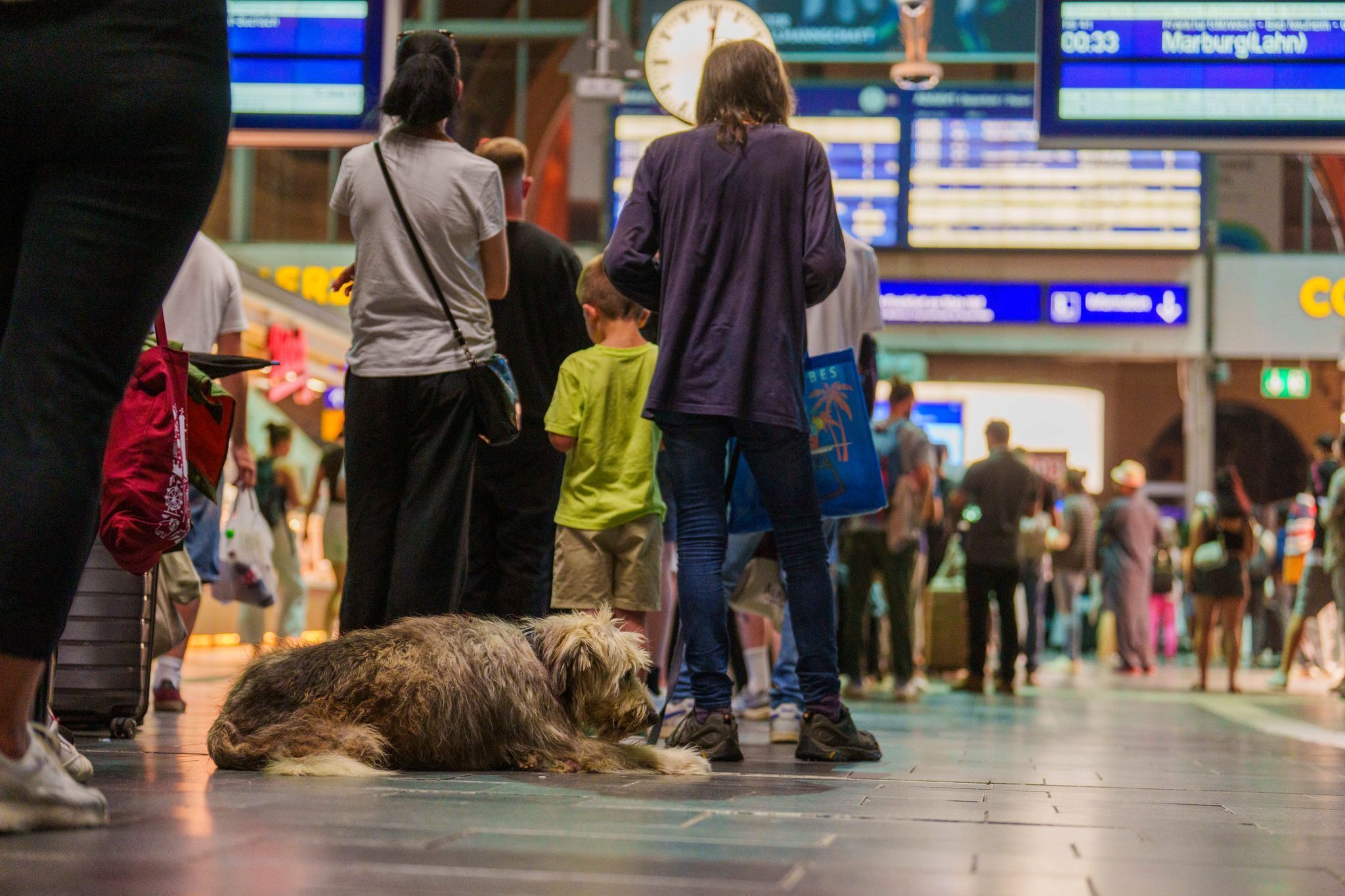 Schlange am Serviceschalter der Bahn
