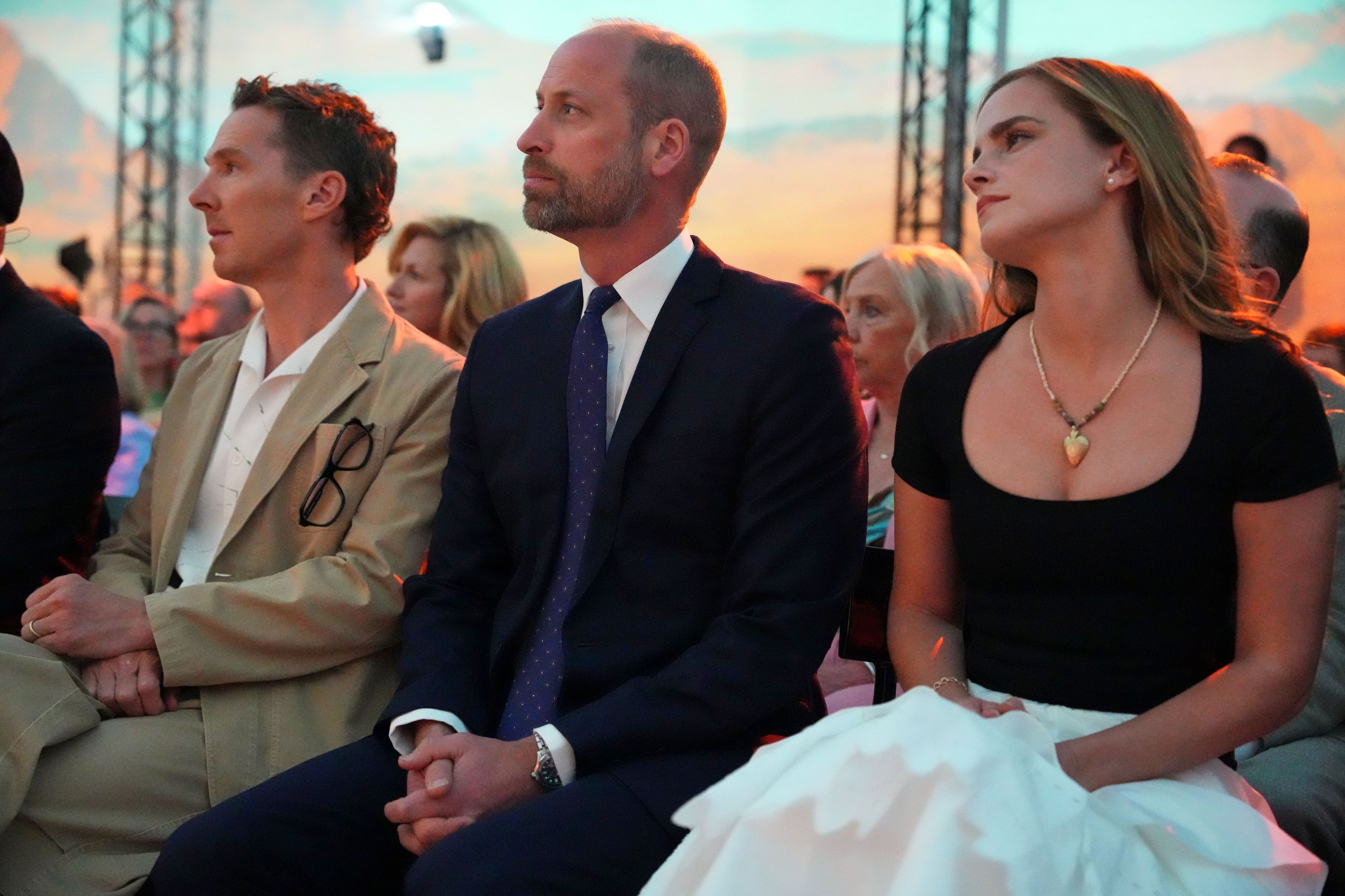 Der Prinz von Wales sitzt neben Emma Watson (r), als er an dem wegweisenden Wirtschaftsforum teilnimmt, zu dem globale Wirtschaftsführer im Rahmen der Initiative „United for Wildlife“ der Royal Foundation im Frameless im Zentrum Londons zusammengekommen sind – damit wird die London Climate Action Week eröffnet.