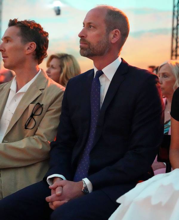 Der Prinz von Wales sitzt neben Emma Watson (r), als er an dem wegweisenden Wirtschaftsforum teilnimmt, zu dem globale Wirtschaftsführer im Rahmen der Initiative „United for Wildlife“ der Royal Foundation im Frameless im Zentrum Londons zusammengekommen sind – damit wird die London Climate Action Week eröffnet.