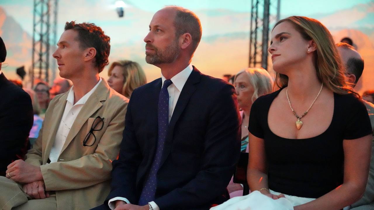 Der Prinz von Wales sitzt neben Emma Watson (r), als er an dem wegweisenden Wirtschaftsforum teilnimmt, zu dem globale Wirtschaftsführer im Rahmen der Initiative „United for Wildlife“ der Royal Foundation im Frameless im Zentrum Londons zusammengekommen sind – damit wird die London Climate Action Week eröffnet.