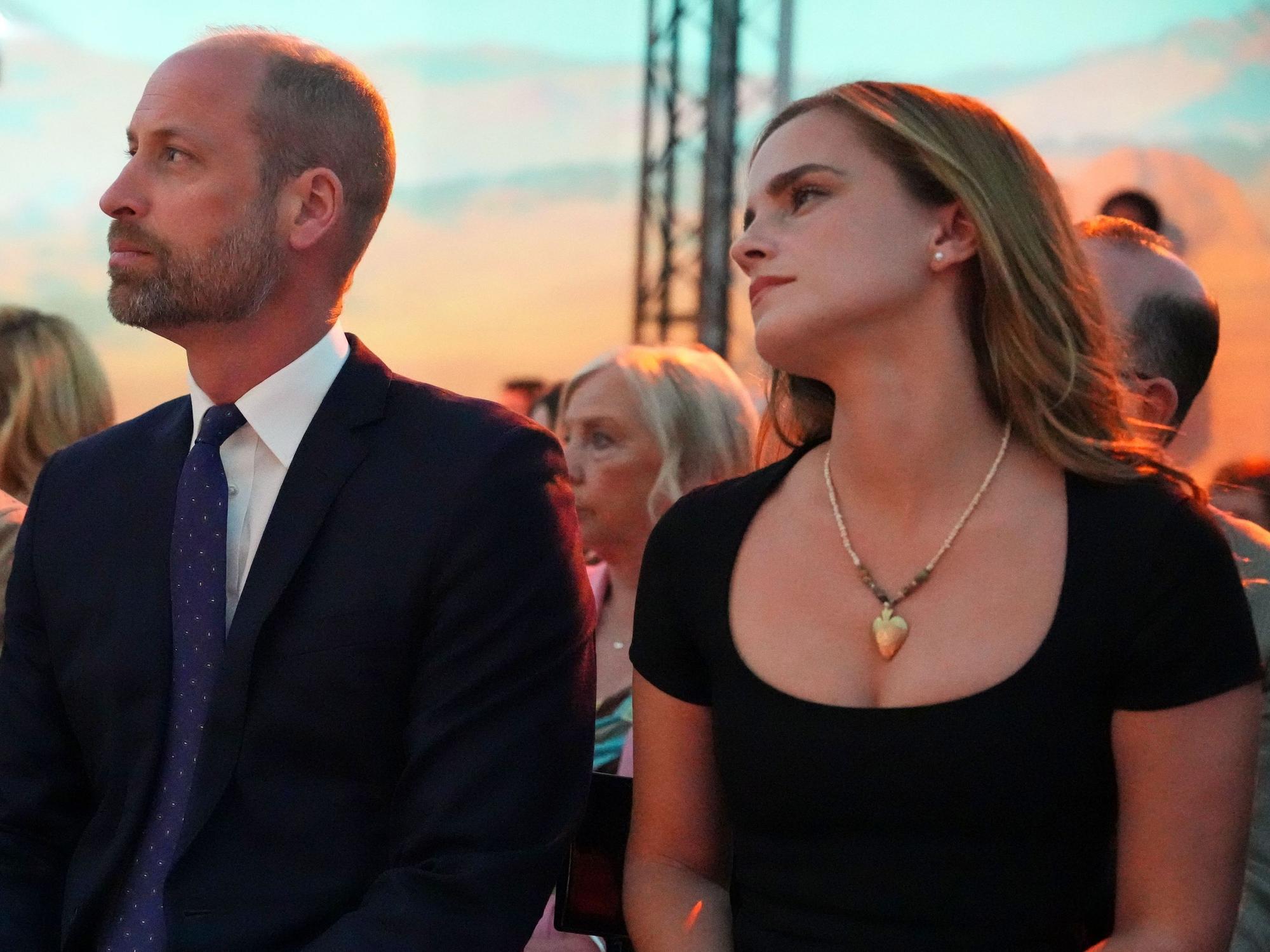 Der Prinz von Wales sitzt neben Emma Watson (r), als er an dem wegweisenden Wirtschaftsforum teilnimmt, zu dem globale Wirtschaftsführer im Rahmen der Initiative „United for Wildlife“ der Royal Foundation im Frameless im Zentrum Londons zusammengekommen sind – damit wird die London Climate Action Week eröffnet.