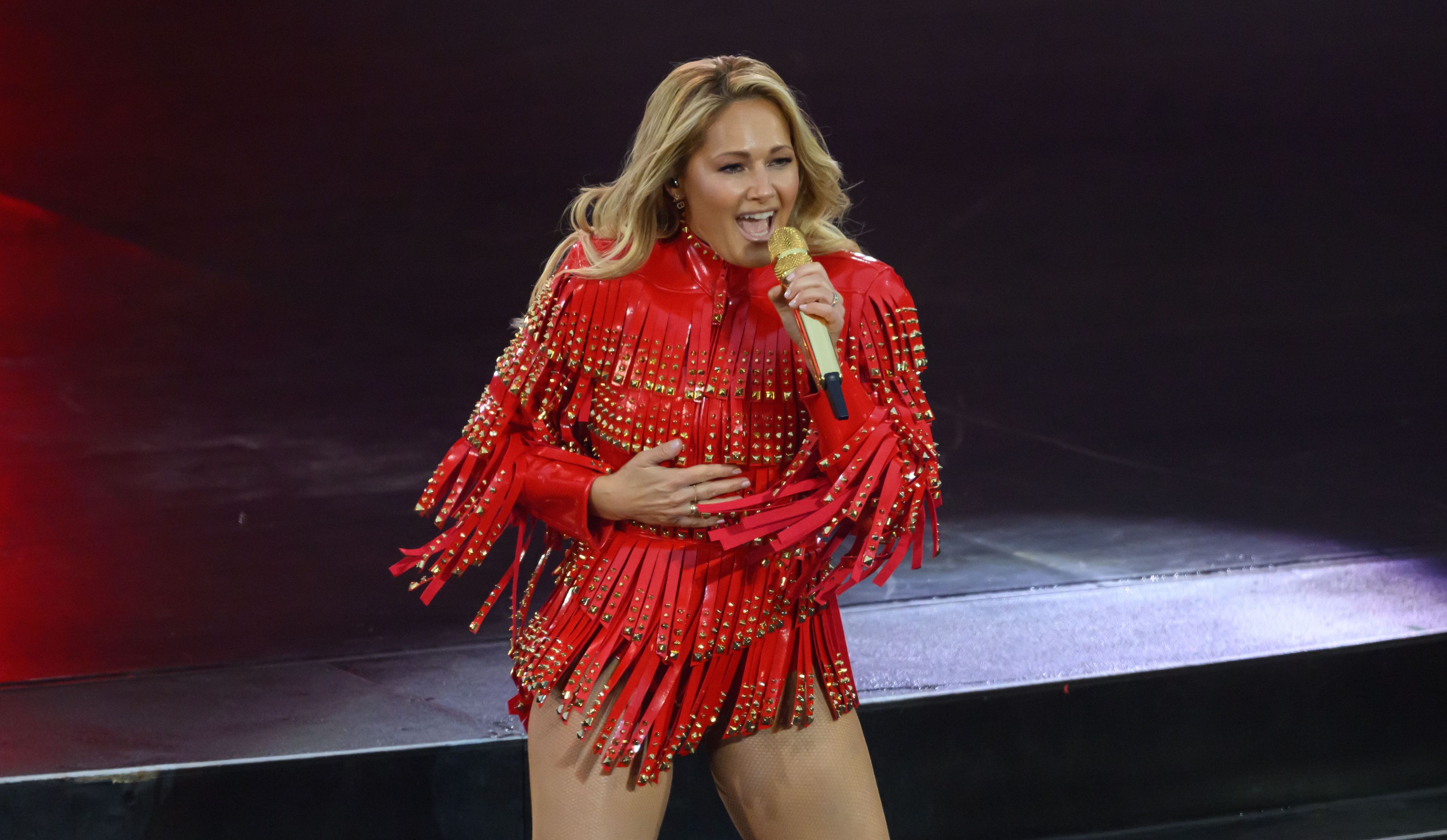 Helene Fischer tritt im Rudolf-Harbig-Stadion beim Auftakt ihrer „360° Stadion Tour 2026“ auf.