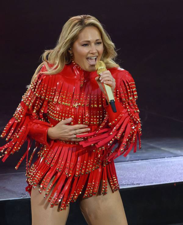 Sängerin Helene Fischer steht auf der Bühne.