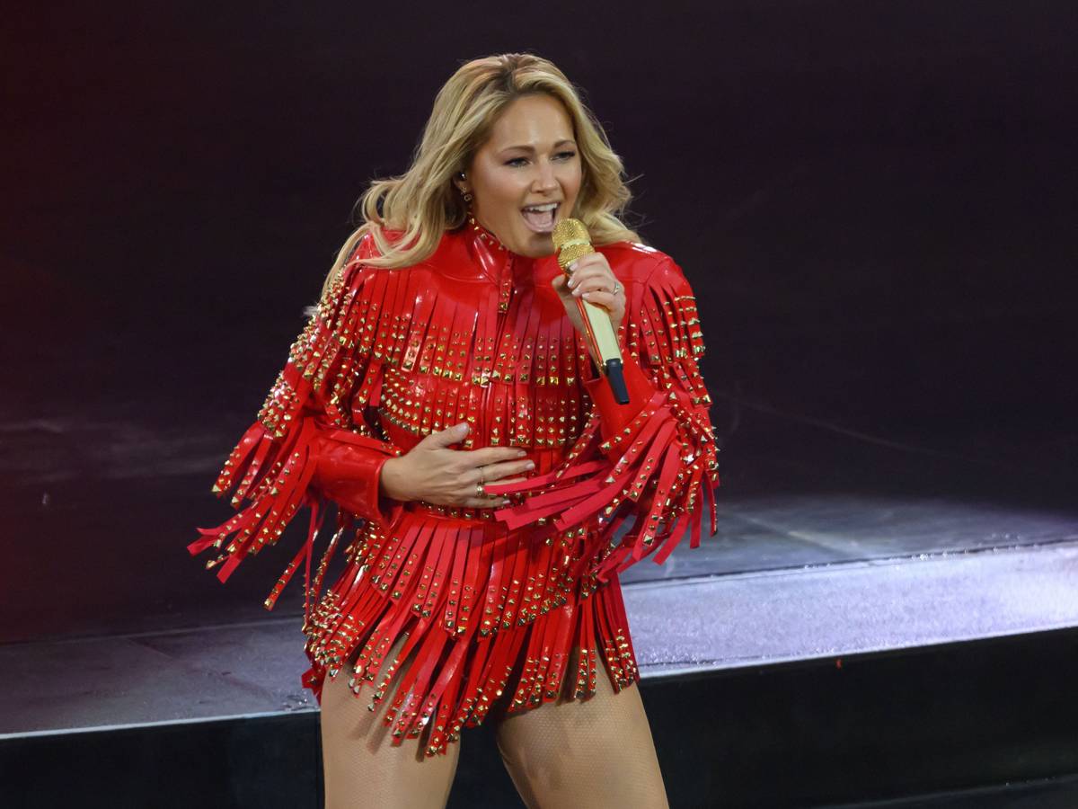 Sängerin Helene Fischer steht auf der Bühne.